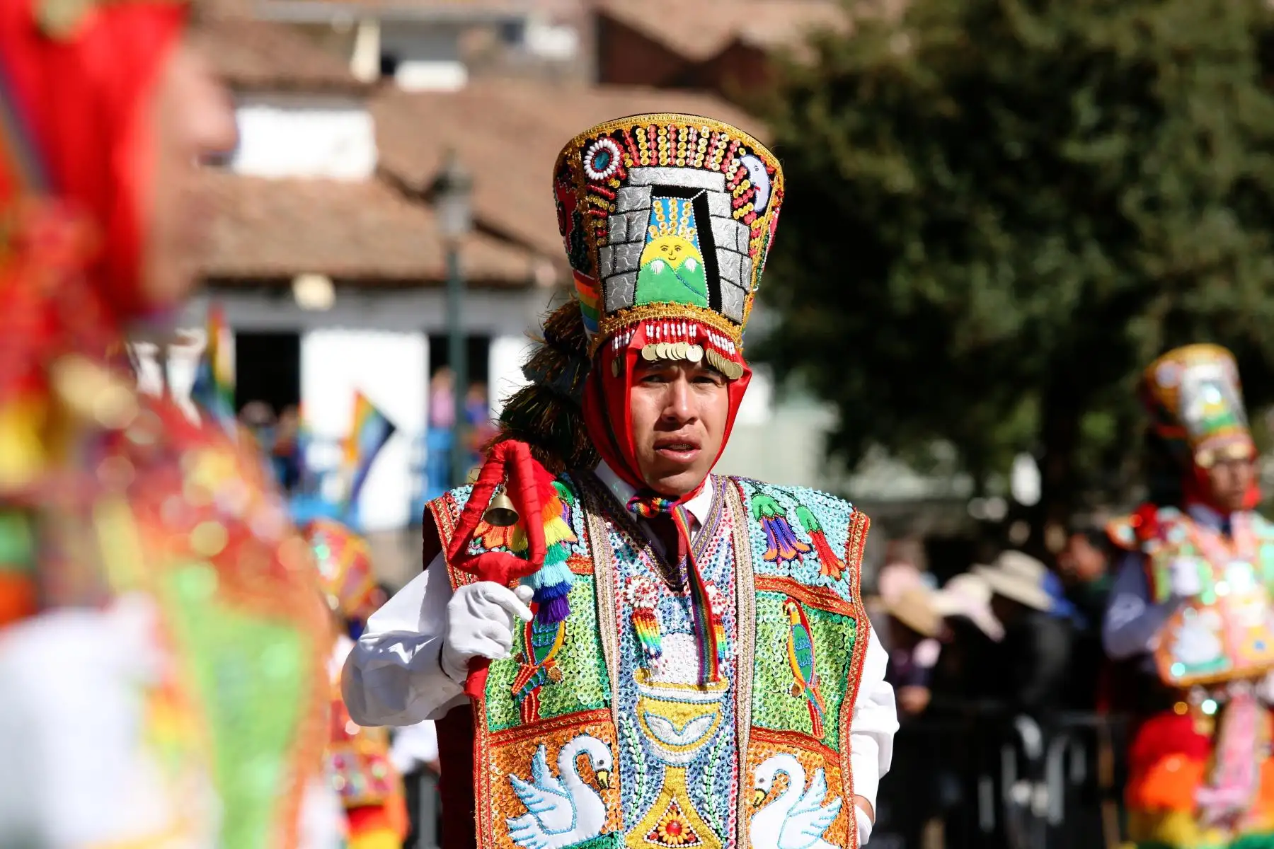 Más de 200 delegaciones de instituciones públicas, privadas, canstrenses, académicas, organizaciones civiles y otras saludan con un colorido pasacalle de danzas y alegorías a la ciudad del Cusco por su mes jubilar.
Foto: ANDINA/Percy Hurtado Santillán