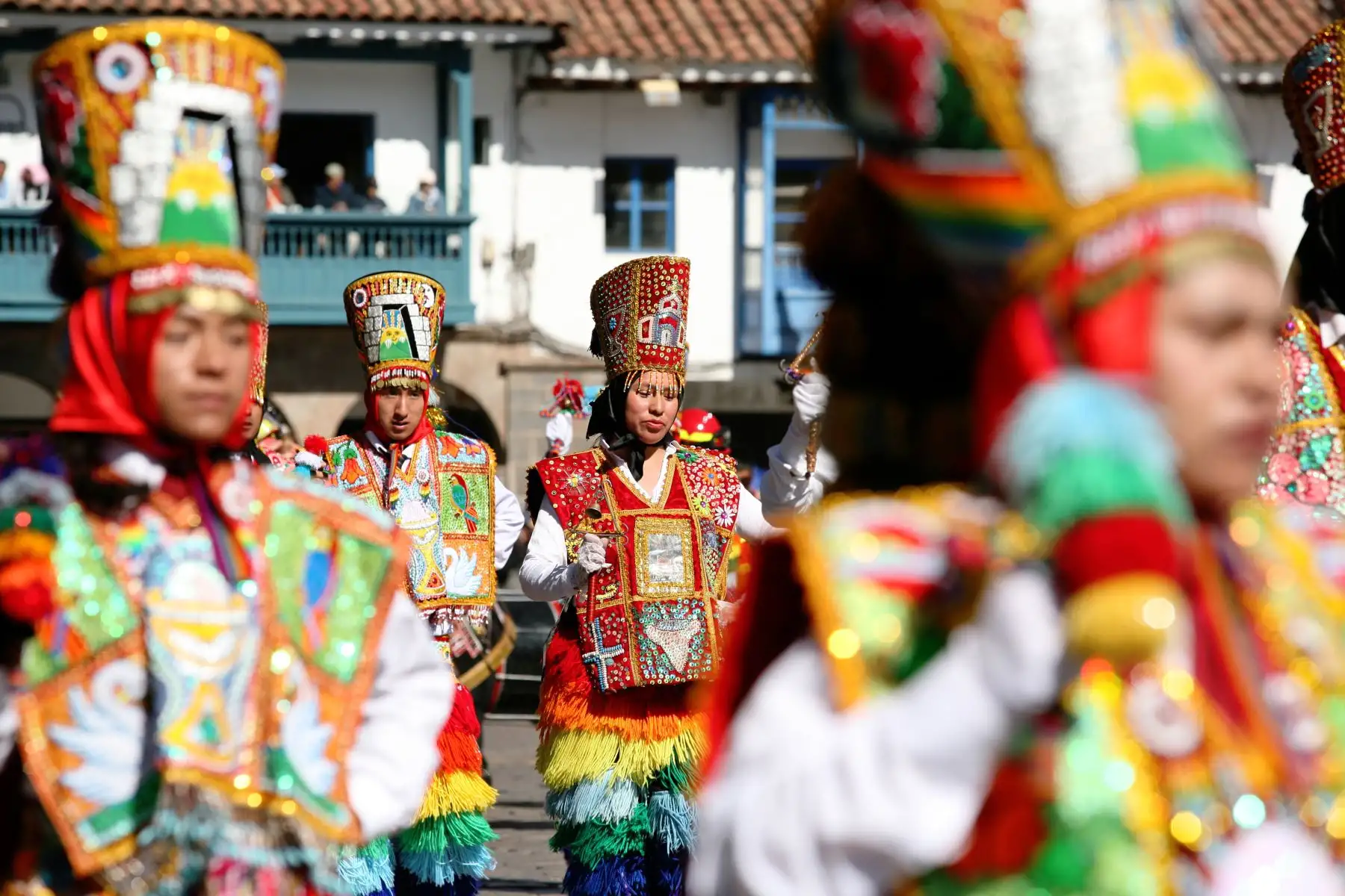 Más de 200 delegaciones de instituciones públicas, privadas, canstrenses, académicas, organizaciones civiles y otras saludan con un colorido pasacalle de danzas y alegorías a la ciudad del Cusco por su mes jubilar.
Foto: ANDINA/Percy Hurtado Santillán
