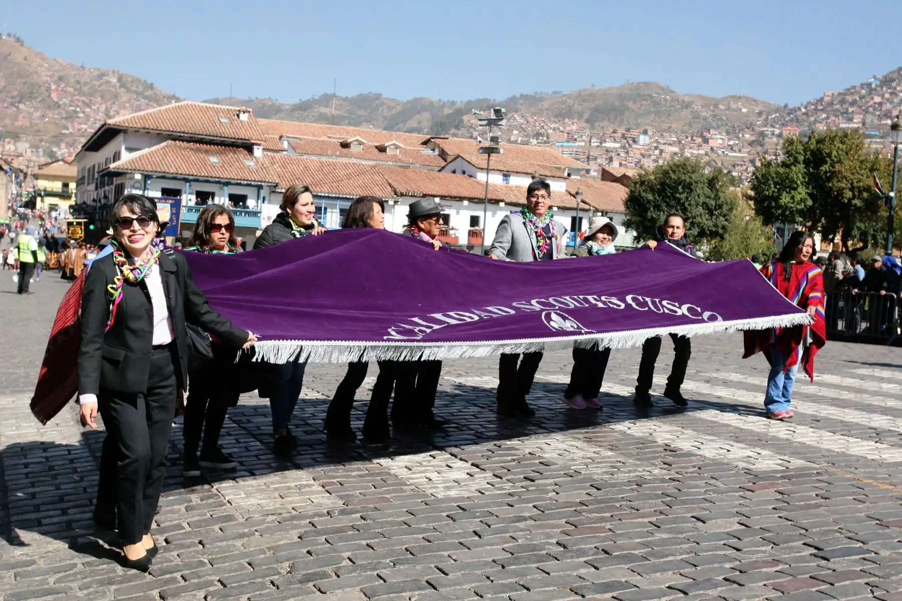 Más de 200 delegaciones de instituciones públicas, privadas, canstrenses, académicas, organizaciones civiles y otras saludan con un colorido pasacalle de danzas y alegorías a la ciudad del Cusco por su mes jubilar.
Foto: ANDINA/Percy Hurtado Santillán