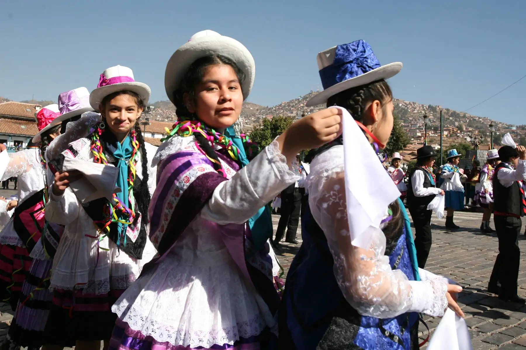 Más de 200 delegaciones de instituciones públicas, privadas, canstrenses, académicas, organizaciones civiles y otras saludan con un colorido pasacalle de danzas y alegorías a la ciudad del Cusco por su mes jubilar.
Foto: ANDINA/Percy Hurtado Santillán