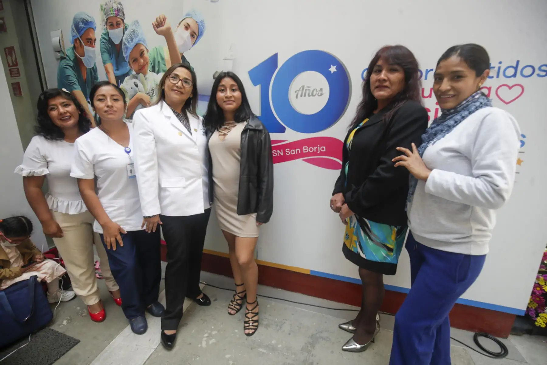 En el marco del décimo aniversario del Instituto Nacional de Salud del Niño San Borja, se reunieron los casos más emblemáticos de dicha institución. En la toma, la doctora Victoria Godoy, hematóloga y su paciente, Camila Ancajima, a la que se le practicó un transplante de médula ósea.

Foto:ANDINA/Juan Carlos Guzmán Negrini