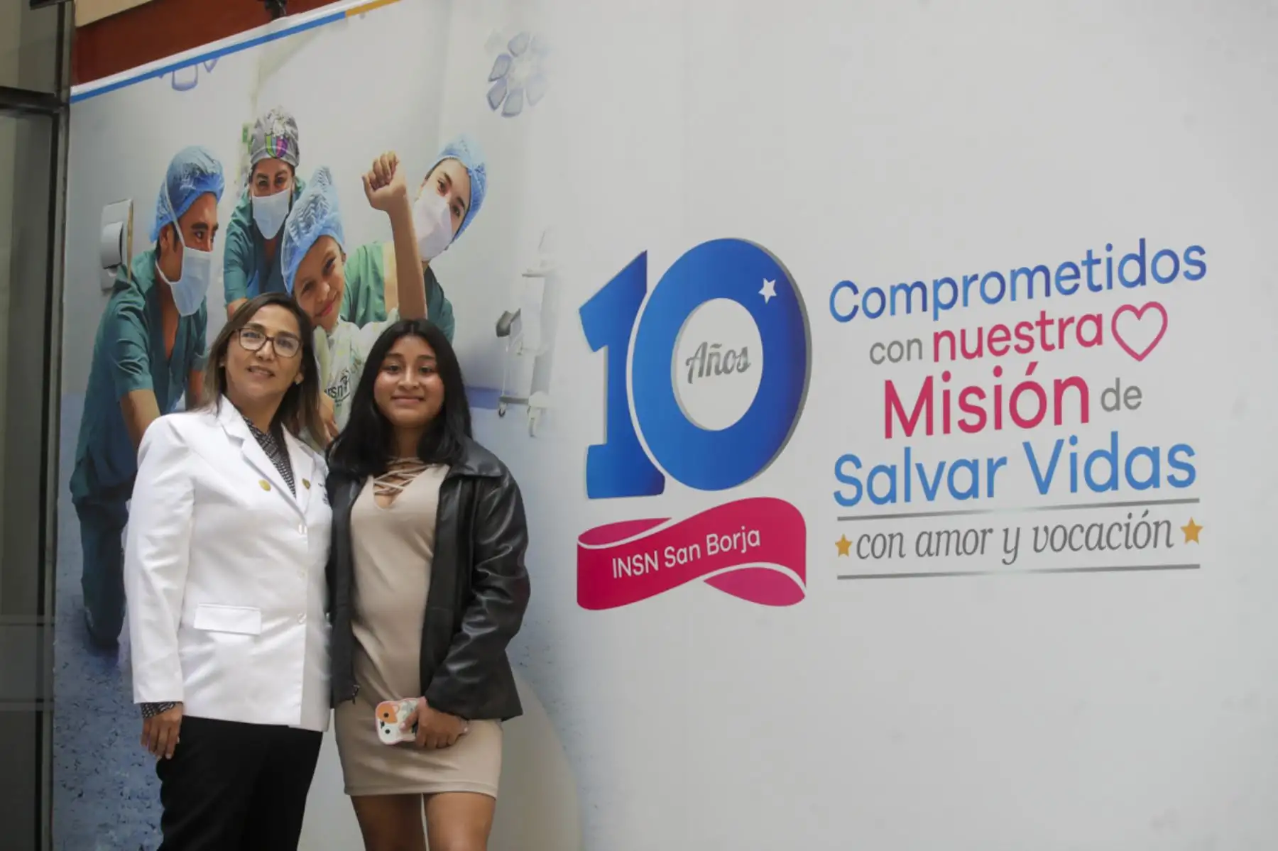 En el marco del décimo aniversario del Instituto Nacional de Salud del Niño San Borja, se reunieron los casos más emblemáticos de dicha institución. En la toma, la doctora Victoria Godoy, hematóloga y su paciente, Camila Ancajima, a la que se le practicó un transplante de médula ósea.

Foto:ANDINA/Juan Carlos Guzmán Negrini