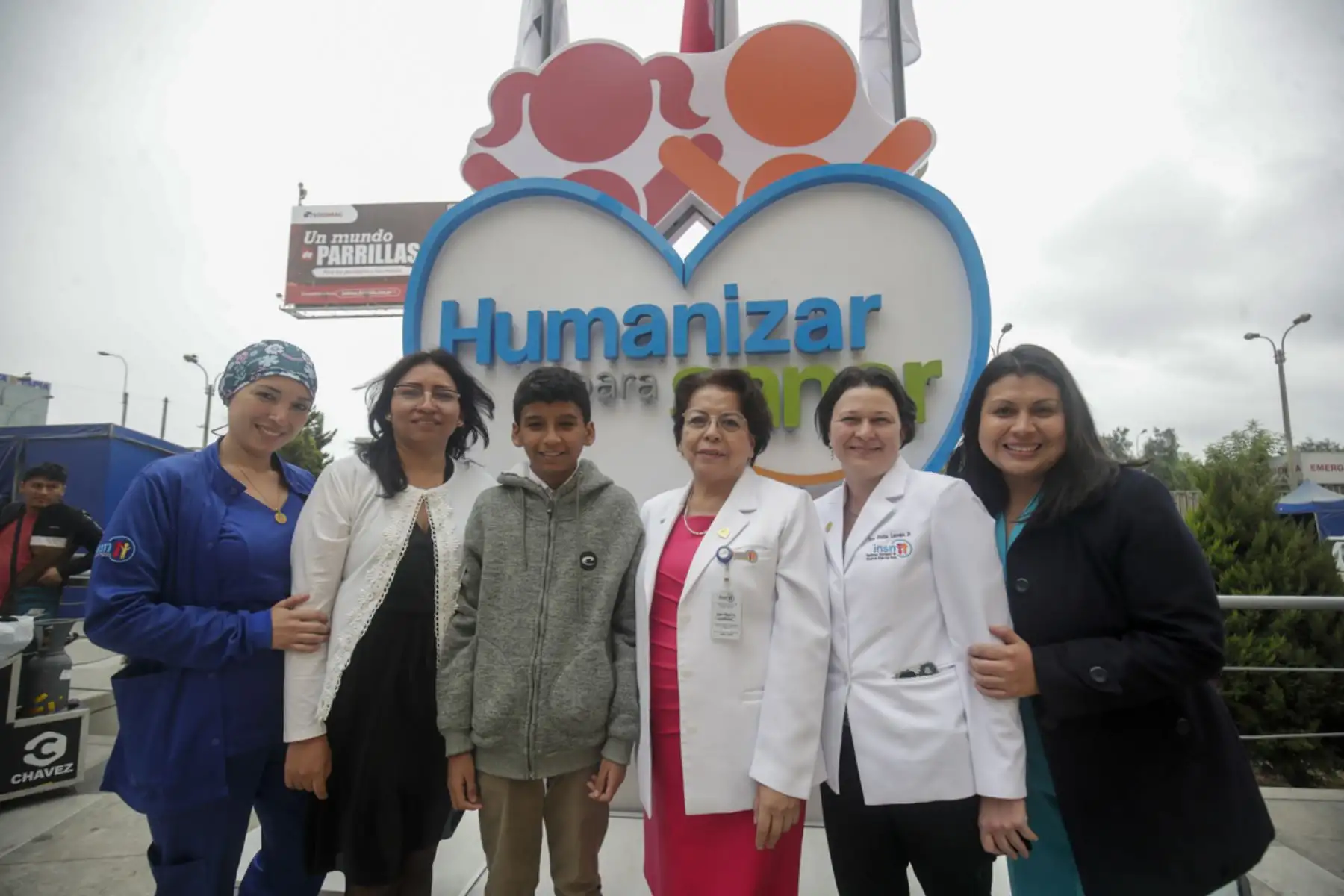 En el marco del décimo aniversario del Instituto Nacional de Salud del Niño San Borja, se reunieron los casos más emblemáticos de dicha institución. En la toma,  la doctora Eneida Melgar Humala y el menor Nahum Zevallos al que se le practicó una cirugía cardiovascular.

Foto:ANDINA/Juan Carlos Guzmán Negrini
