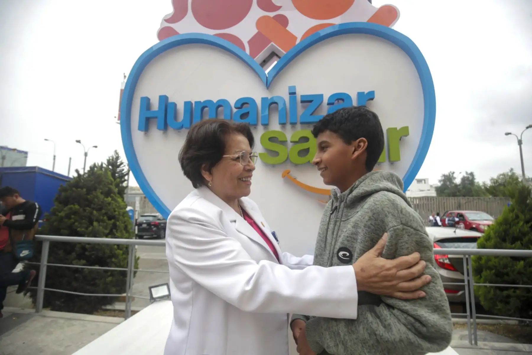 En el marco del décimo aniversario del Instituto Nacional de Salud del Niño San Borja, se reunieron los casos más emblemáticos de dicha institución. En la toma,  la doctora Eneida Melgar Humala y el menor Nahum Zevallos al que se le practicó una cirugía cardiovascular.

Foto:ANDINA/Juan Carlos Guzmán Negrini