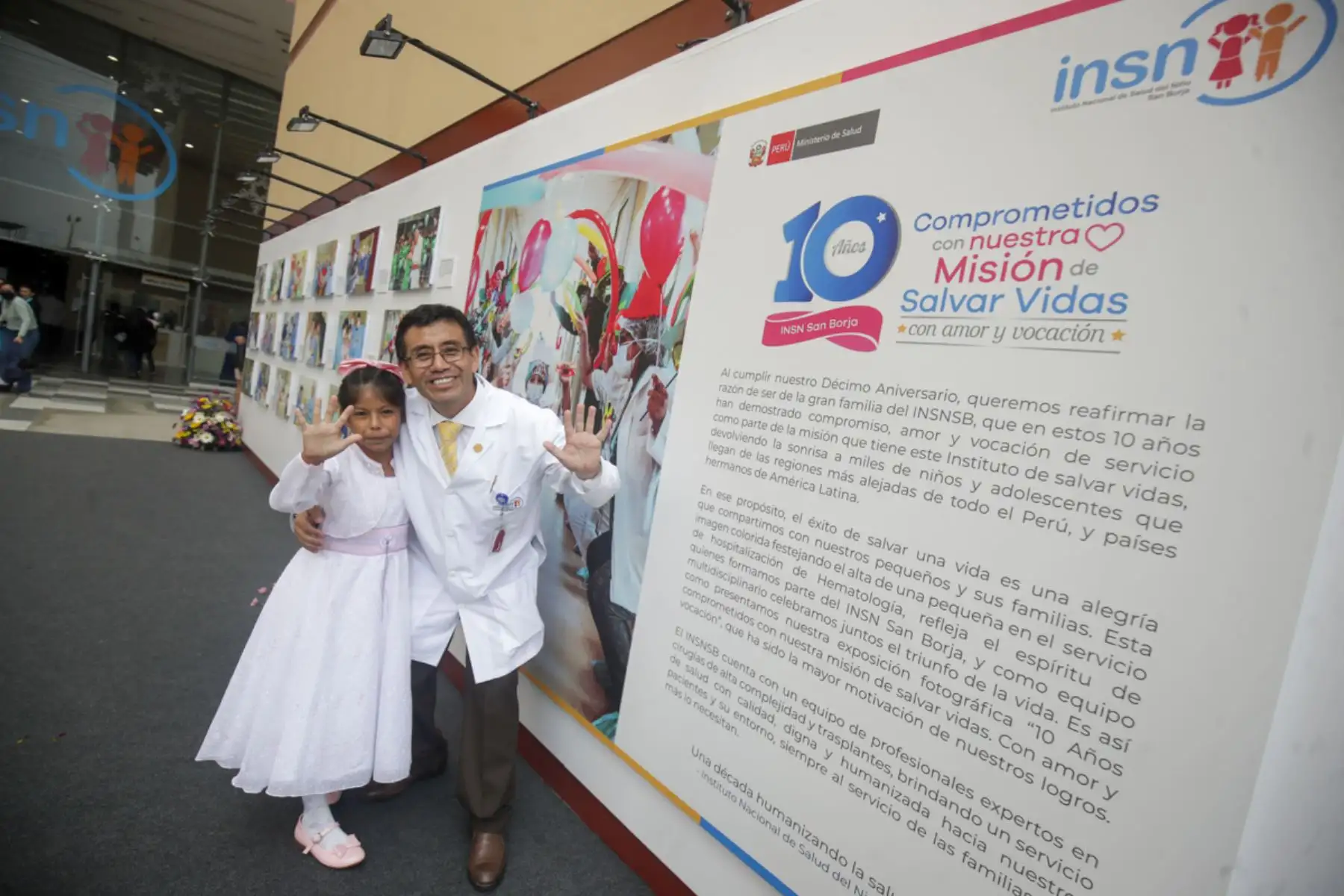 En el marco del décimo aniversario del Instituto Nacional de Salud del Niño San Borja, se reunieron los casos más emblemáticos de dicha institución. En la toma, el doctor Raúl Ramírez de la Cruz, cirujano pediatra y la menor Génesis Castillo Aguilar, la cual padecía del síndrome de Vacterl.

Foto:ANDINA/Juan Carlos Guzmán Negrini