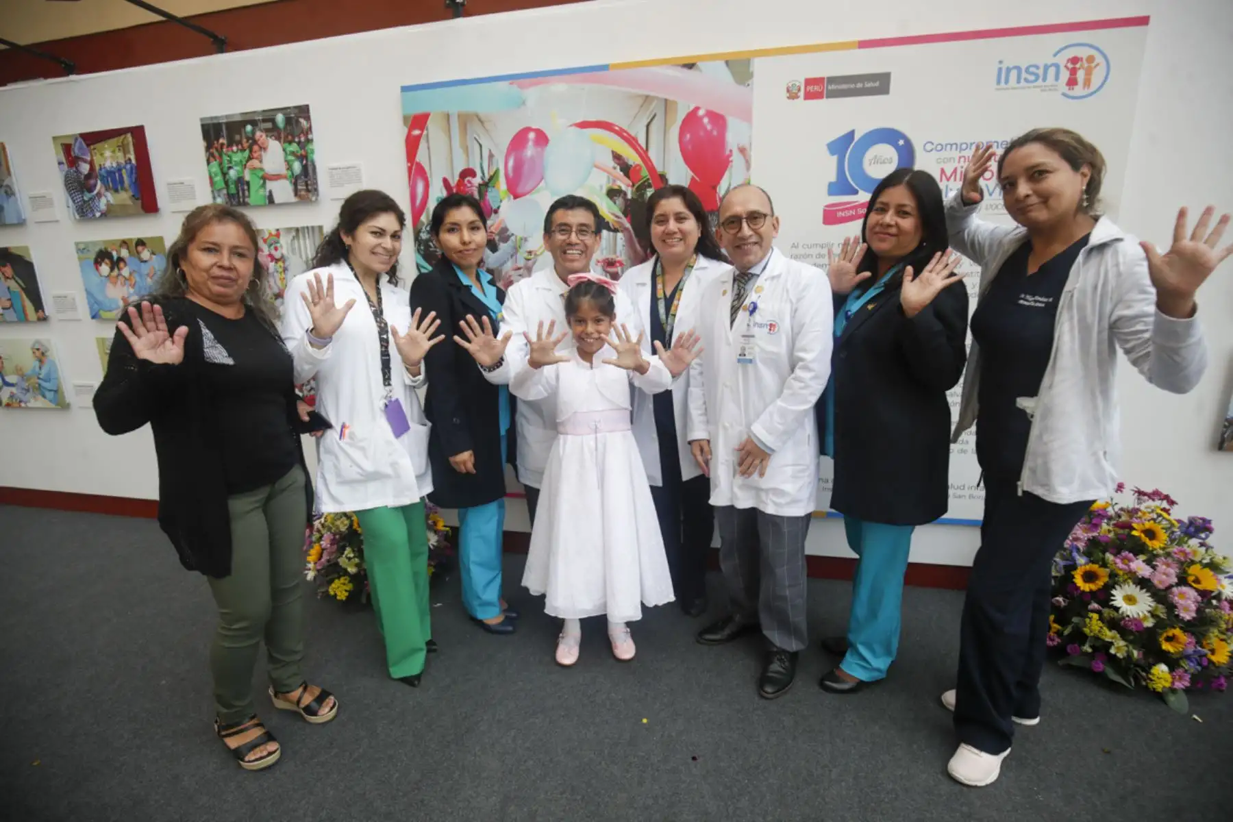 En el marco del décimo aniversario del Instituto Nacional de Salud del Niño San Borja, se reunieron los casos más emblemáticos de dicha institución. En la toma, el doctor Raúl Ramírez de la Cruz, cirujano pediatra y la menor Génesis Castillo Aguilar, la cual padecía del síndrome de Vacterl.

Foto:ANDINA/Juan Carlos Guzmán Negrini