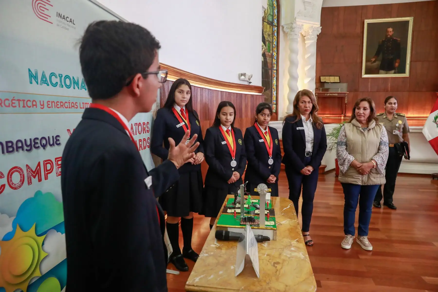 Presidenta Dina Boluarte recibió a alumnos ganadores de olimpiada que promueve la creatividad científica y cultura de calidad.
Foto: ANDINA/Prensa Presidencia