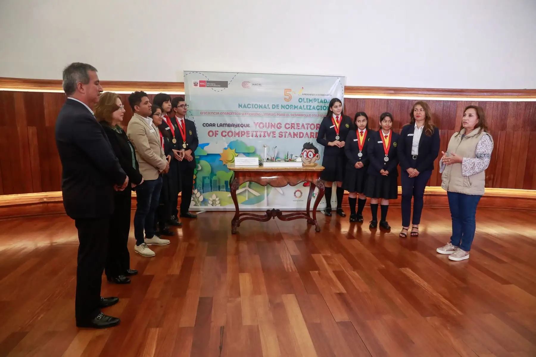 Presidenta Dina Boluarte recibió a alumnos ganadores de olimpiada que promueve la creatividad científica y cultura de calidad.
Foto: ANDINA/Prensa Presidencia