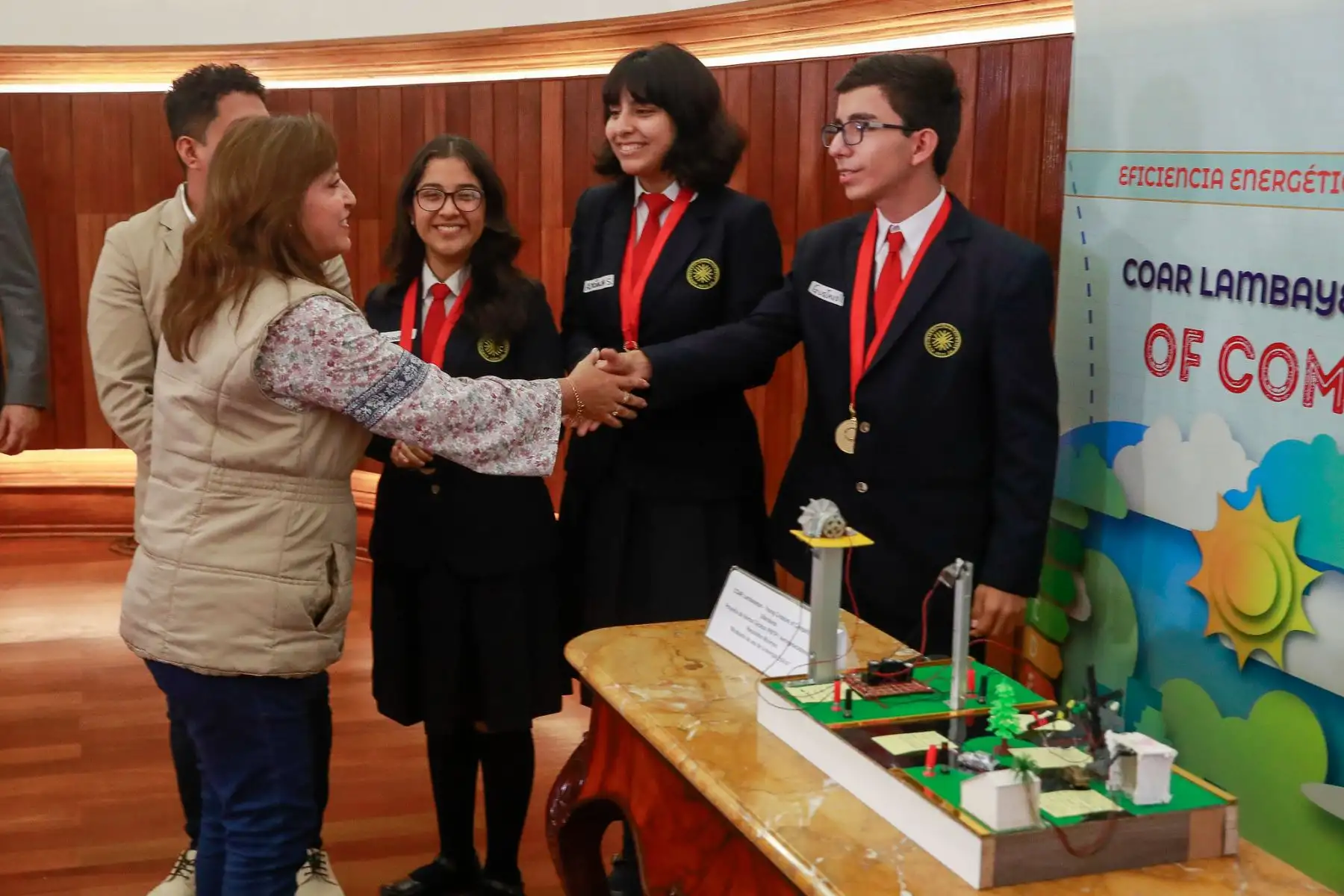 Presidenta Dina Boluarte recibió a alumnos ganadores de olimpiada que promueve la creatividad científica y cultura de calidad.
Foto: ANDINA/Prensa Presidencia
