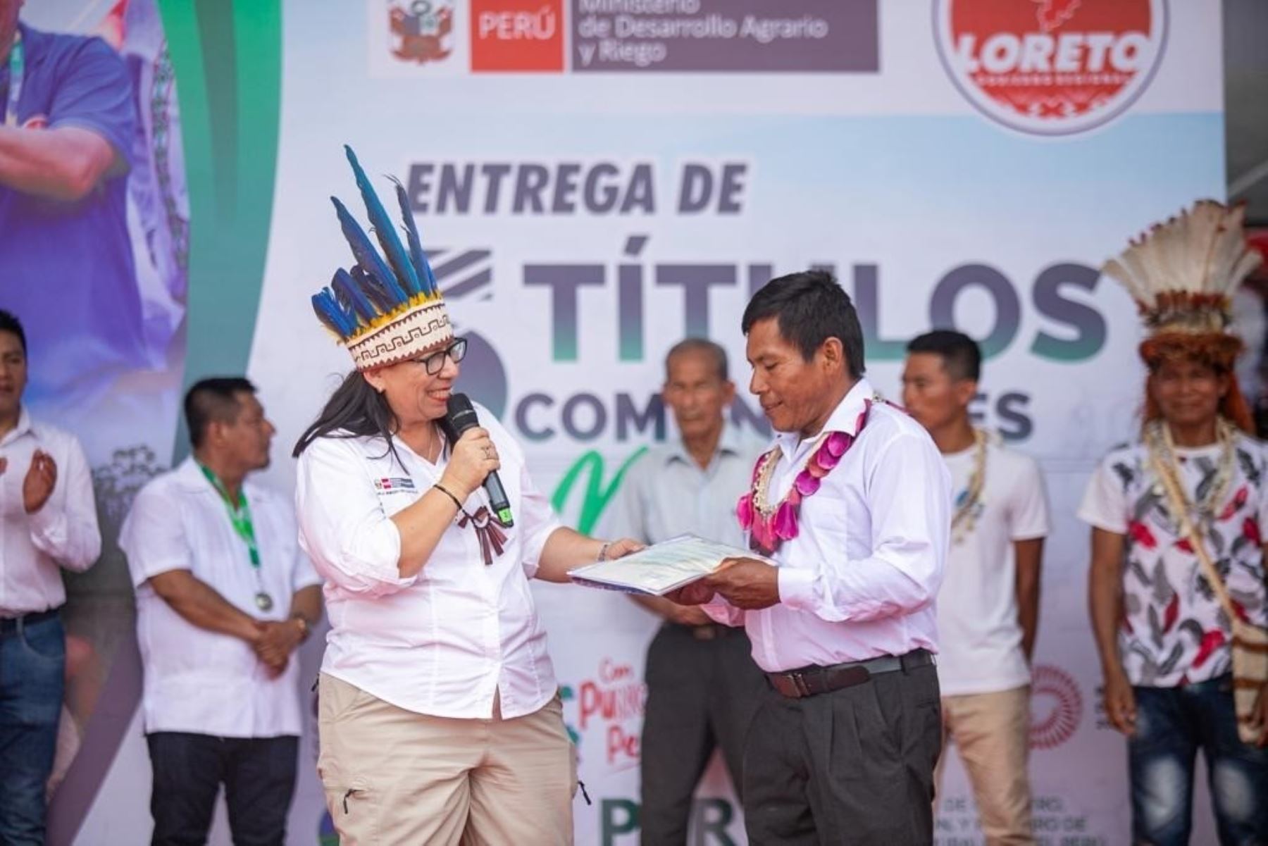 La ministra Nelly Paredes (Midagri) entregó títulos de propiedad a comunidades nativas en la región Loreto. Foto: MIDAGRI/Difusión.
