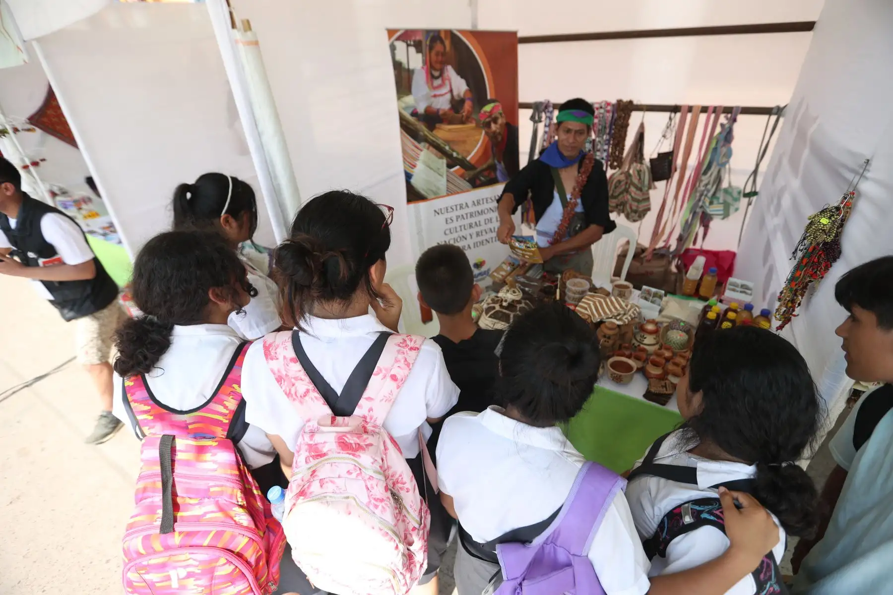La Feria Macroregional Oriente “Artesanías del Perú” se desarrolla del 23 de junio al 2 de julio en la Plaza Mayor de Pucallpa, en donde artesanos de Ucayali y otras regiones amazónicas exhiben al público sus trabajos artísticos.
Foto: ANDINA/ Daniel Bracamonte
