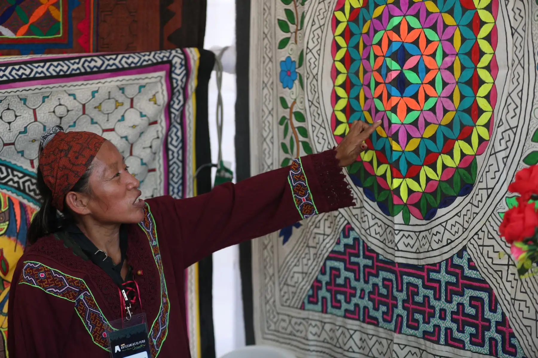 En la Feria Macroregional Oriente “Artesanías del Perú”, que se desarrolla en la ciudad de Pucallpa, podemos encontrar toda clase de trabajos artísticos y artesanales, desde collares, pulseras y aretes, hasta prendas de vestir, ceramios, esculturas, telares bordados y obras de pintura.
Foto: ANDINA/ Daniel Bracamonte
