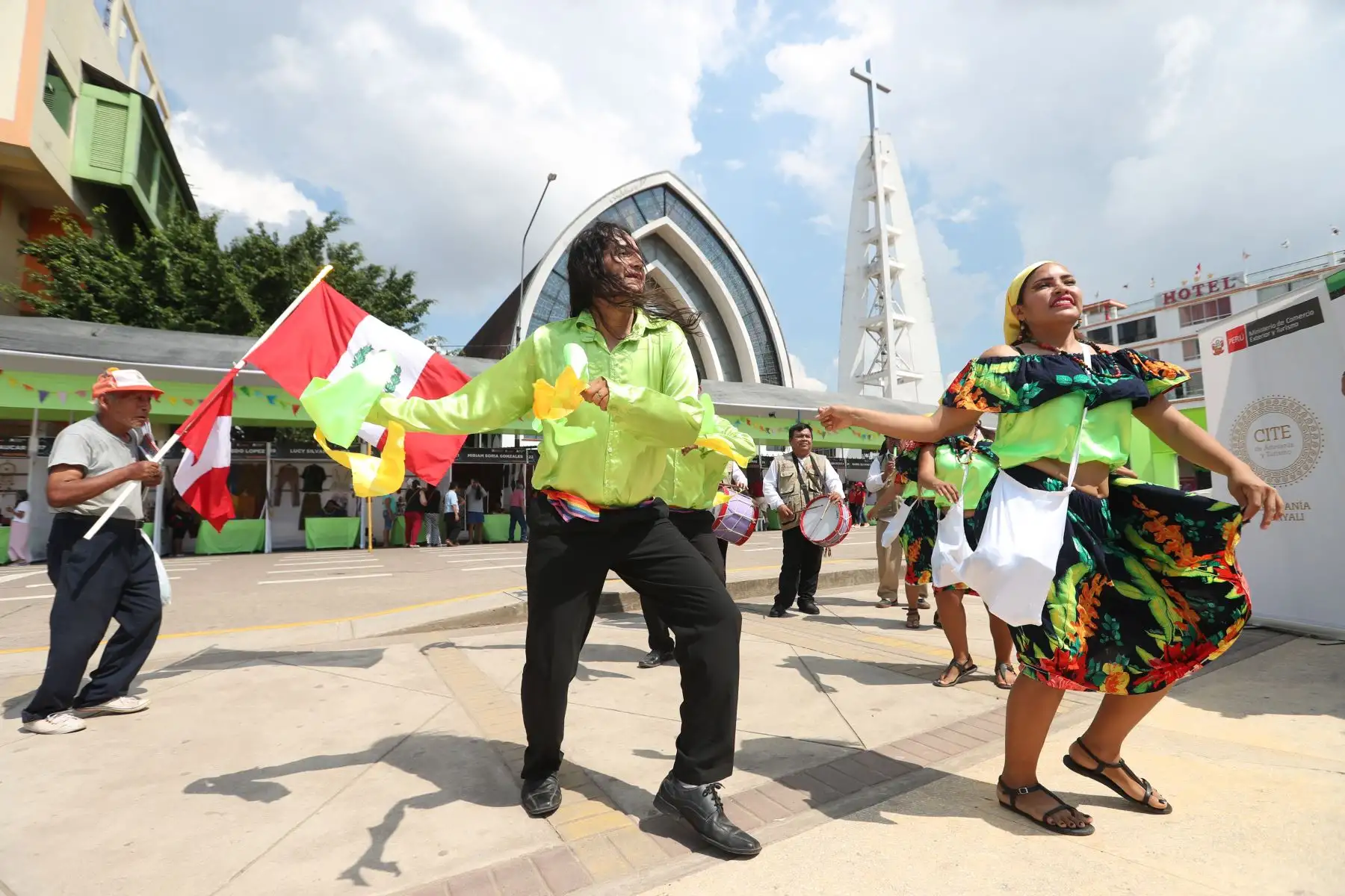 En la Feria Macroregional Oriente “Artesanías del Perú”, que se desarrolla en la ciudad de Pucallpa, podemos encontrar toda clase de trabajos artísticos y artesanales, desde collares, pulseras y aretes, hasta prendas de vestir, ceramios, esculturas, telares bordados y obras de pintura.
Foto: ANDINA/ Daniel Bracamonte
