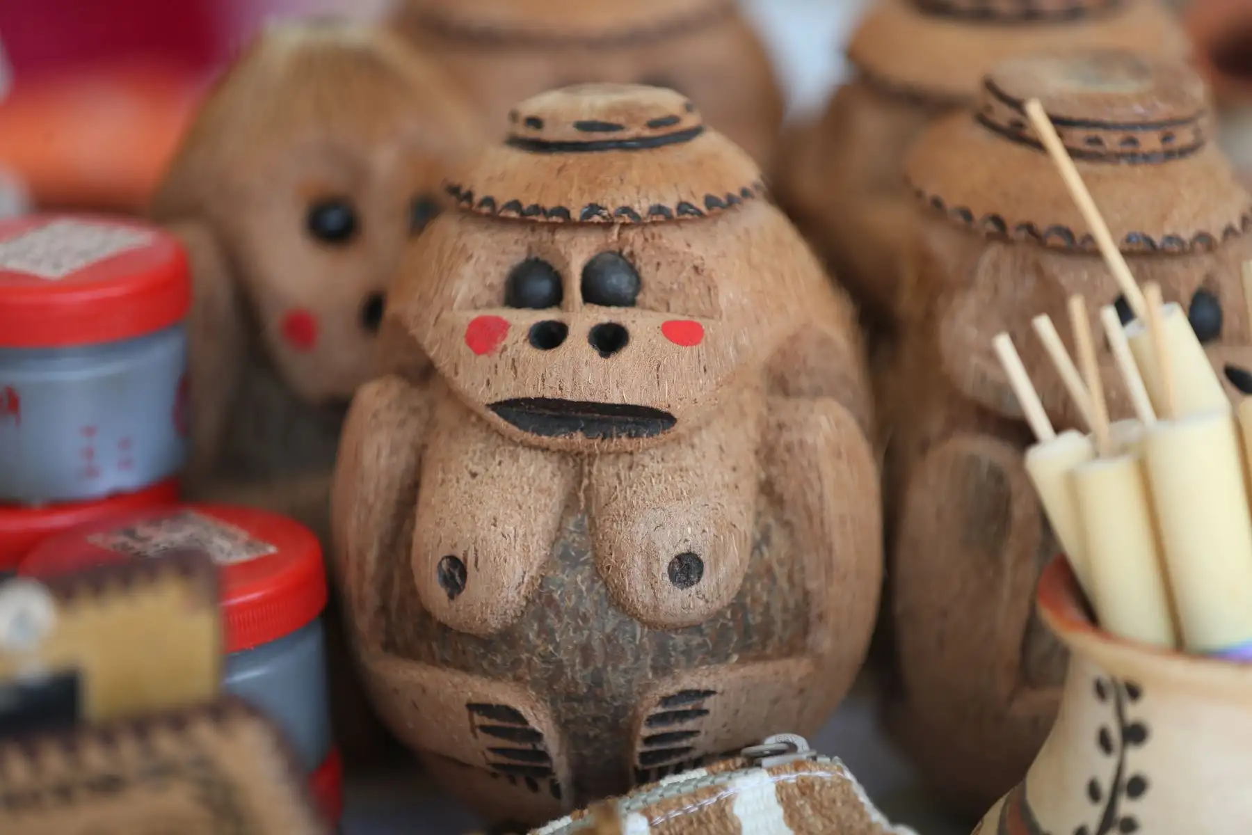 En la Feria Macroregional Oriente “Artesanías del Perú”, que se desarrolla en la ciudad de Pucallpa, podemos encontrar toda clase de trabajos artísticos y artesanales, desde collares, pulseras y aretes, hasta prendas de vestir, ceramios, esculturas, telares bordados y obras de pintura.
Foto: ANDINA/ Daniel Bracamonte
