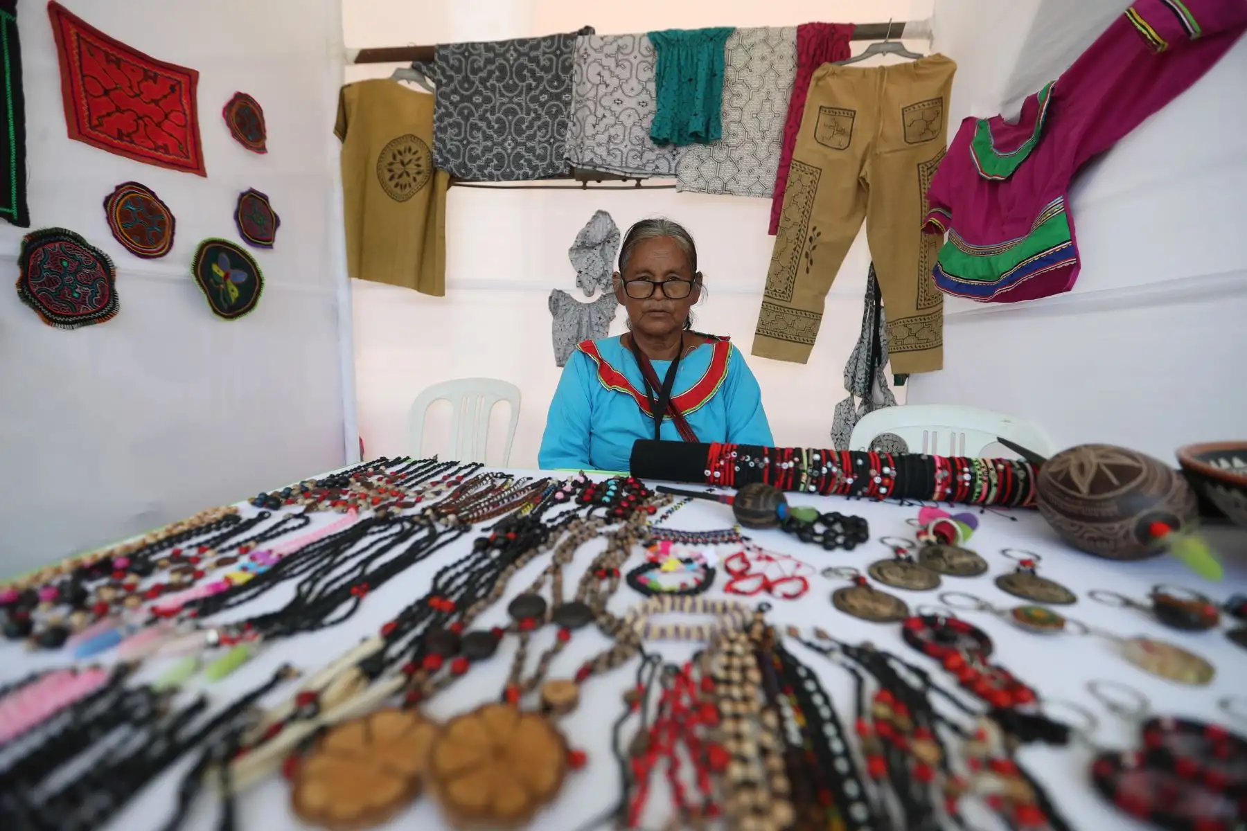 En la Feria Macroregional Oriente “Artesanías del Perú”, que se desarrolla en la ciudad de Pucallpa, podemos encontrar toda clase de trabajos artísticos y artesanales, desde collares, pulseras y aretes, hasta prendas de vestir, ceramios, esculturas, telares bordados y obras de pintura.
Foto: ANDINA/ Daniel Bracamonte