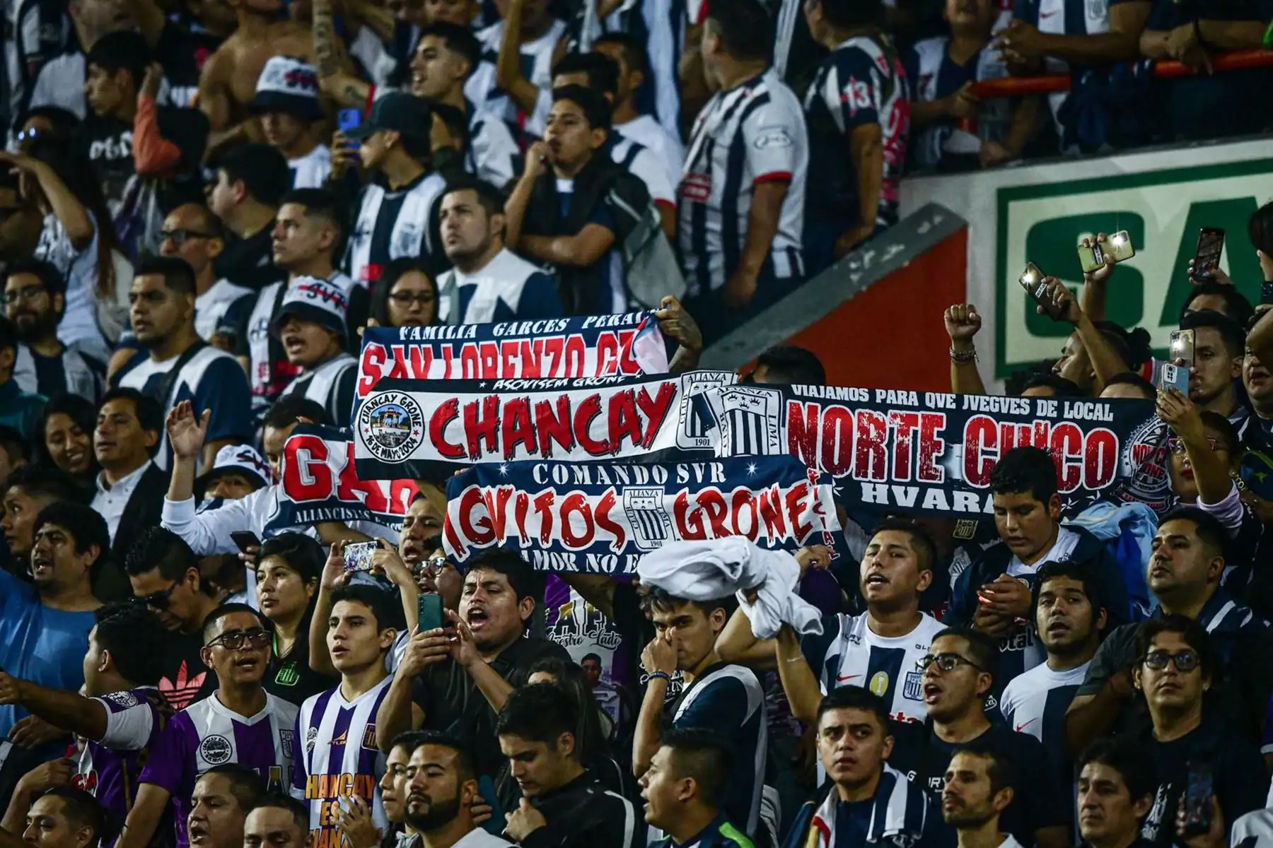 La hinchada aliancista alienta a su equipo, en el triunfo  ante Atlético Grau por el  Torneo Clausura 2023 de la Liga 1 Betsson, en el estadio Nacional.
Foto: Liga 1