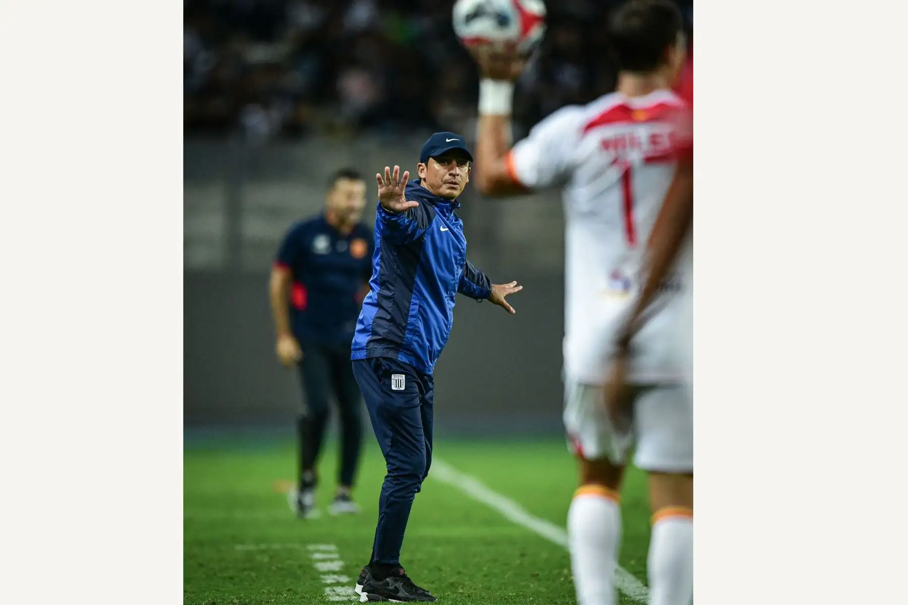 El entrenador de Alianza Lima, Chicho Salas  alienta a su equipo, en el triunfo  ante Atlético Grau por el  Torneo Clausura 2023 de la Liga 1 Betsson, en el estadio Nacional.
Foto: Liga 1