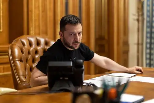 Esta fotografía del folleto tomada y publicada por el servicio de prensa presidencial de Ucrania el 19 de junio de 2023 muestra al presidente ucraniano Volodymyr Zelensky hablando durante su llamada telefónica con el primer ministro británico Rishi Sunak en Kiev. Foto: AFP