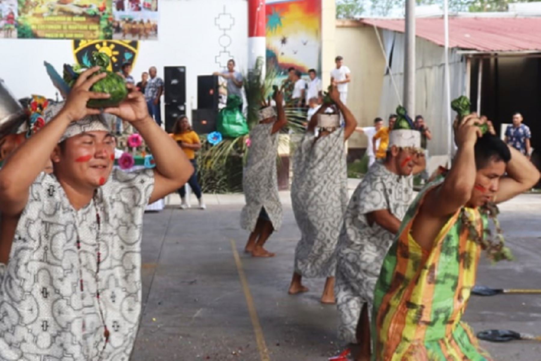 En el marco de la fiesta de San Juan, la festividad más representativa de la amazonia peruana, que se celebra hoy, se realizó el concurso de danzas típicas denominado “Mis costumbres se mantienen vivas”, con la participación de 
más de 200 danzantes, entre varones y mujeres, que representaron a cada pabellón o módulo del Establecimiento Penitenciario de Pucallpa.