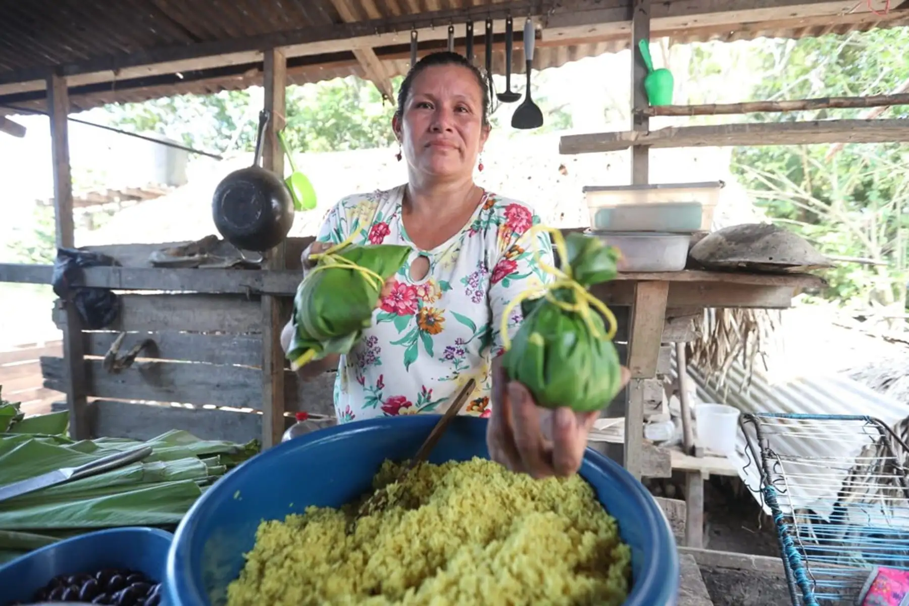 Madre de familia  prepara los juanes tradicionales que es el plato típico de la Fiesta de San Juan Ucayalina.
Foto: ANDINA/Daniel Bracamonte