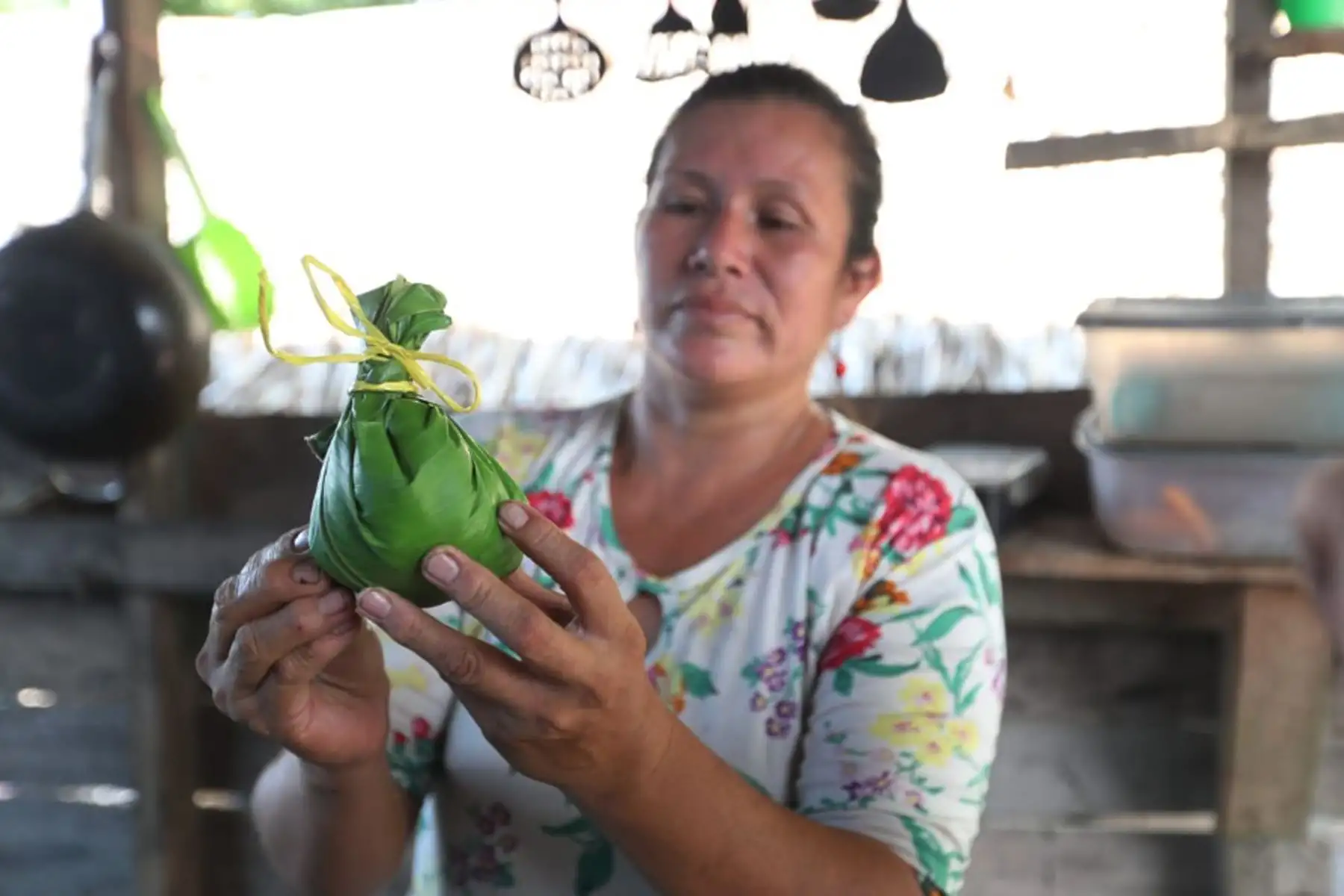 Madre de familia  prepara los juanes tradicionales que es el plato típico de la Fiesta de San Juan Ucayalina.
Foto: ANDINA/Daniel Bracamonte