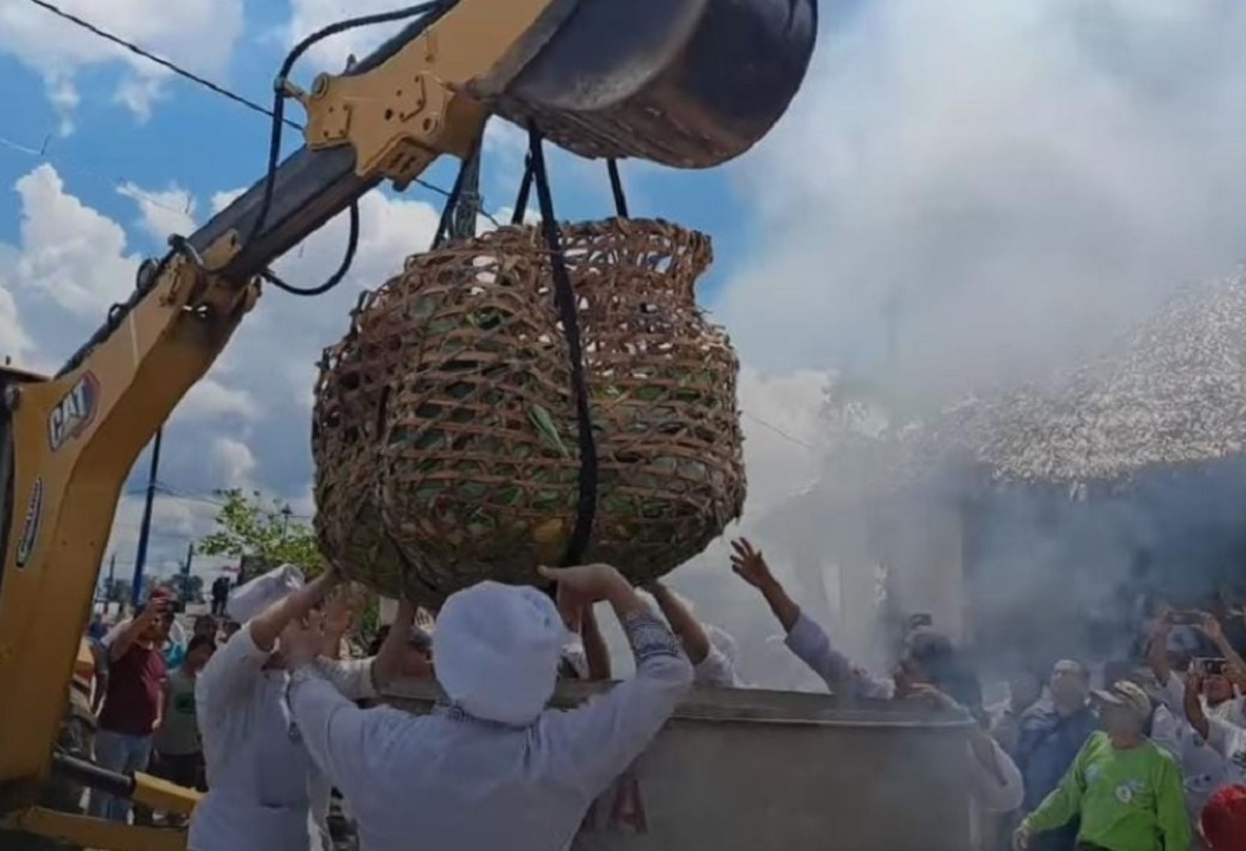 Un gigantesco juane de 500 kilos, el potaje más emblemático de la Amazonía peruana fue preparado y degustado por una multitud de personas como parte de la celebración de la Fiesta de San Juan en la ciudad de Iquitos, capital de la región Loreto.