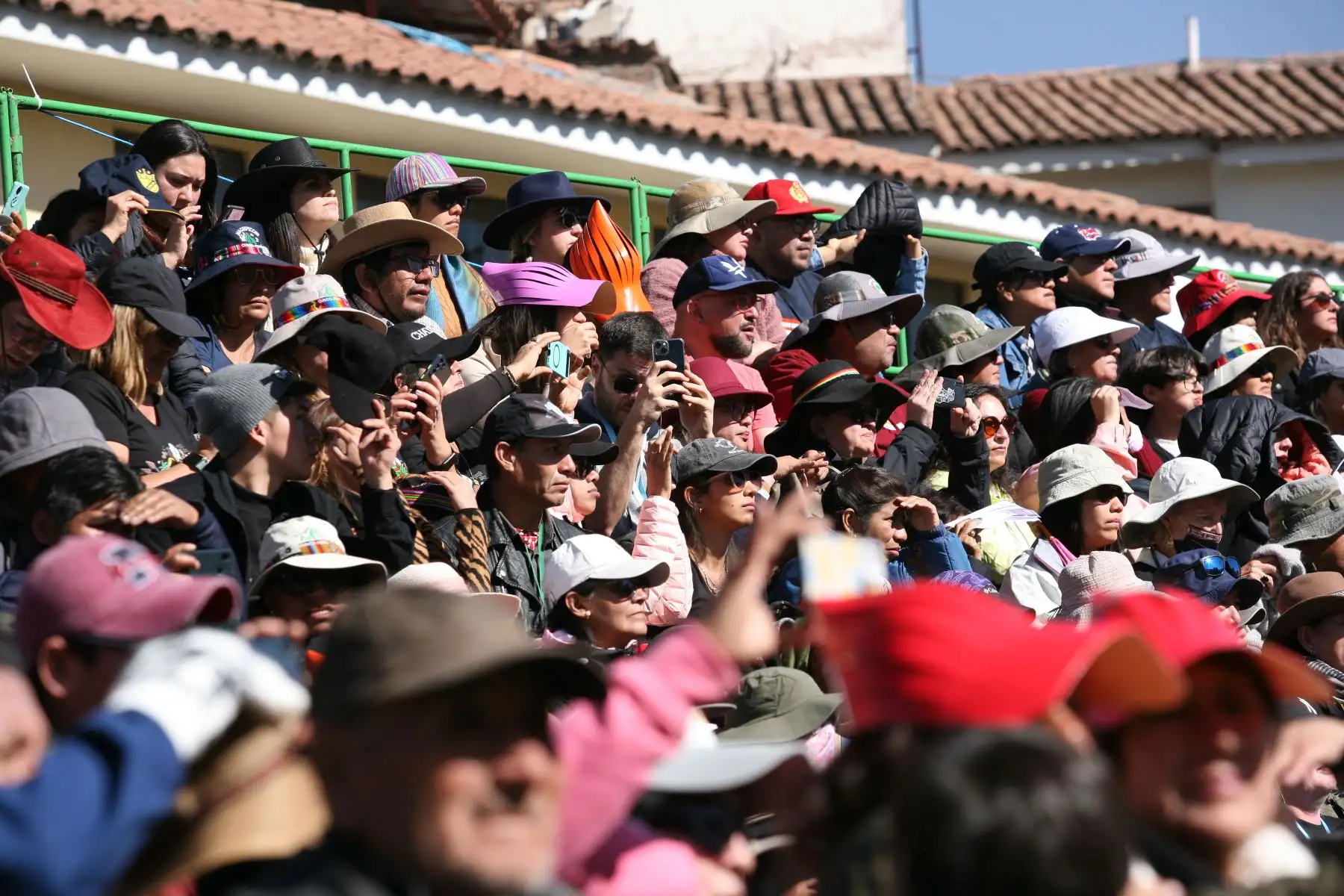 Miles de personas participan de la  ceremonia del Inti Raymi. En la imagen, la explanada del templo de Qoricancha, primer escenario de esta celebración.
Foto: ANDINA/Percy Hurtado Santillán