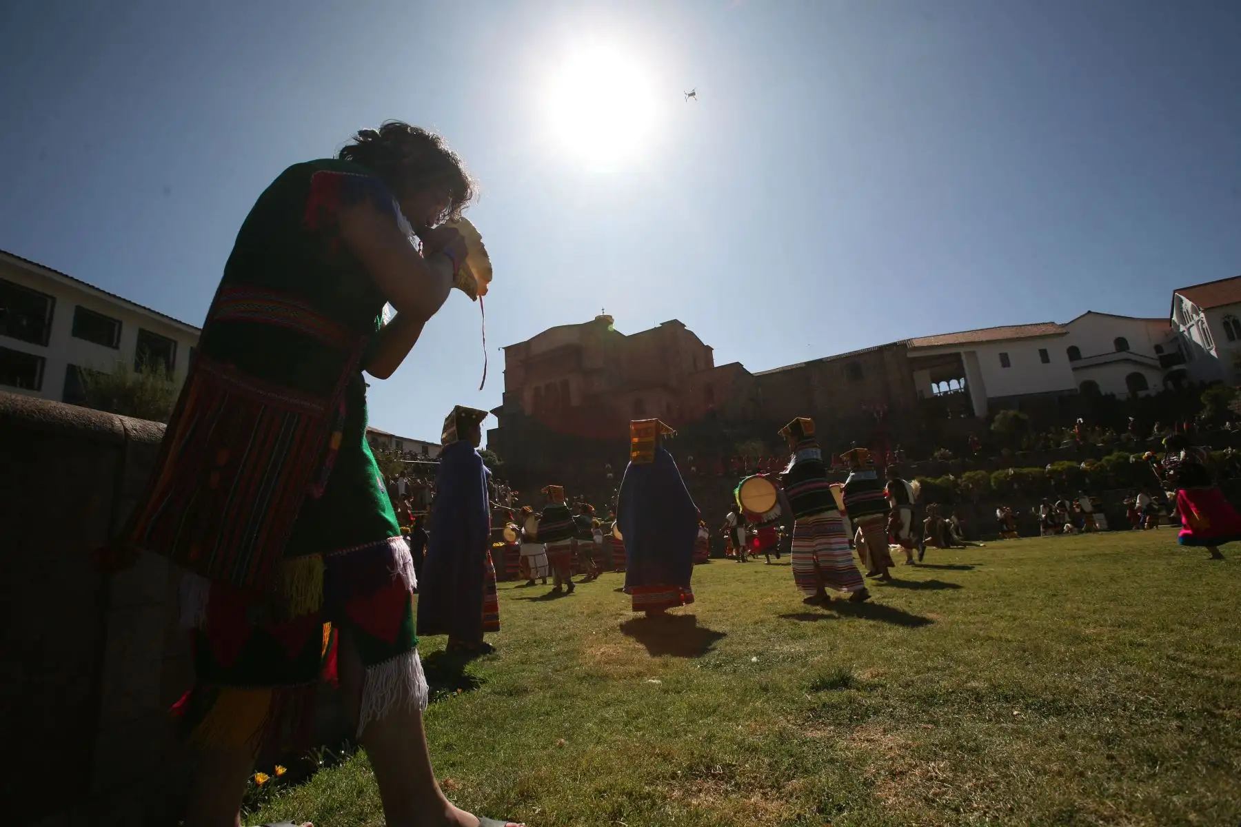Miles de personas participan de la  ceremonia del Inti Raymi. En la imagen, la explanada del templo de Qoricancha, primer escenario de esta celebración.
Foto: ANDINA/Percy Hurtado Santillán