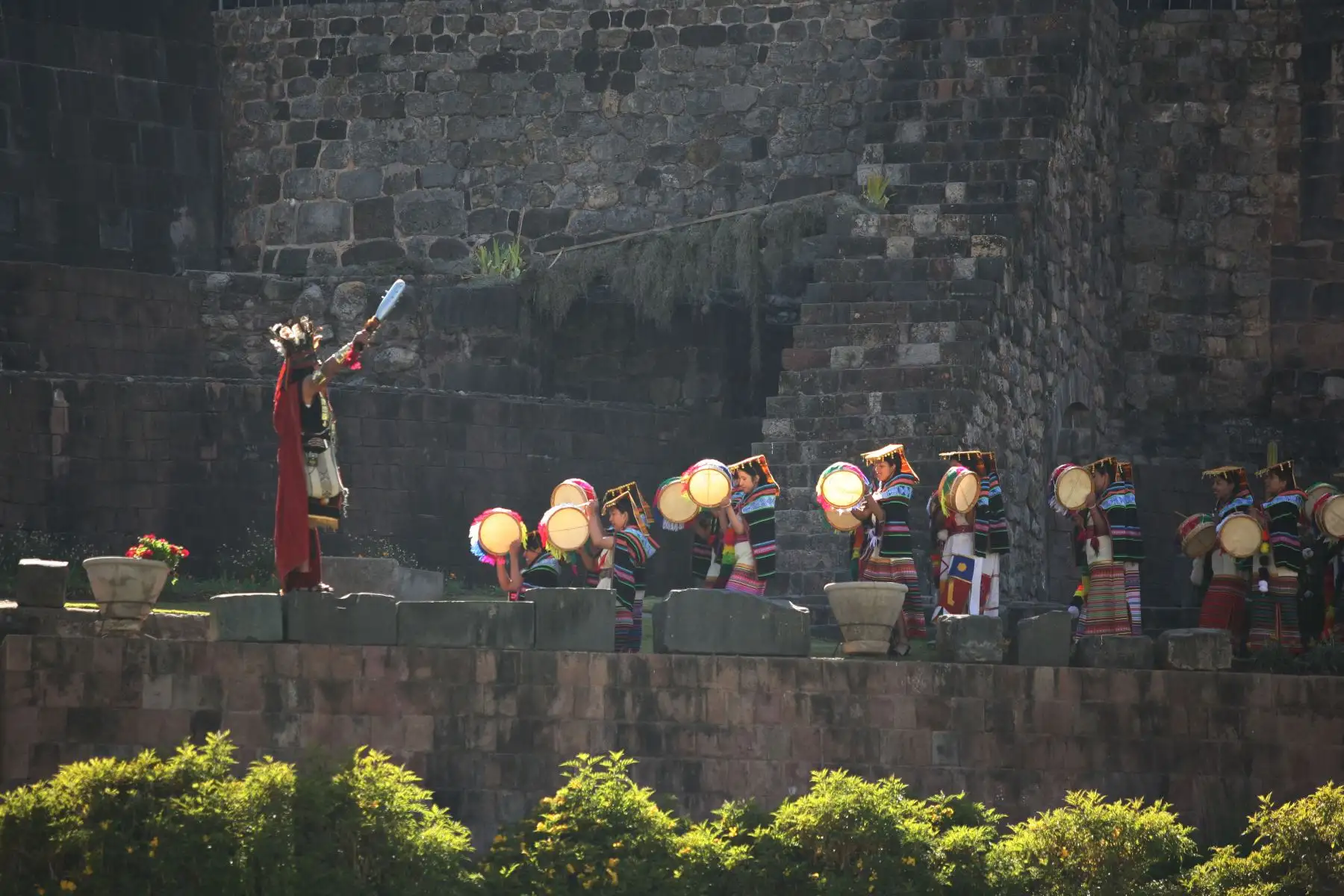 Así se inició el Inti Raymi en Cusco. Ante miles de cusqueños turistas el Inca Pachacuteq, acompañado de la Qoya y su séquito, le cantó al Inti, Dios Sol, desde los baluartes del templo Inca del Qoricancha.
Foto: ANDINA/ Percy Hurtado Santillán