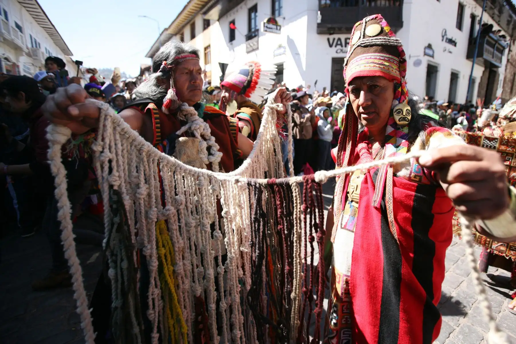 La primera escenificación se realiza en la verde explanada del templo de Qoricancha, que en quechua significa “Cerco de oro” porque sus paredes interiores estaban revestidas de láminas de oro y que fue construido por mandato del inca Pachacútec para rendir culto al dios sol.
Foto: ANDINA/ Percy Hurtado Santillán