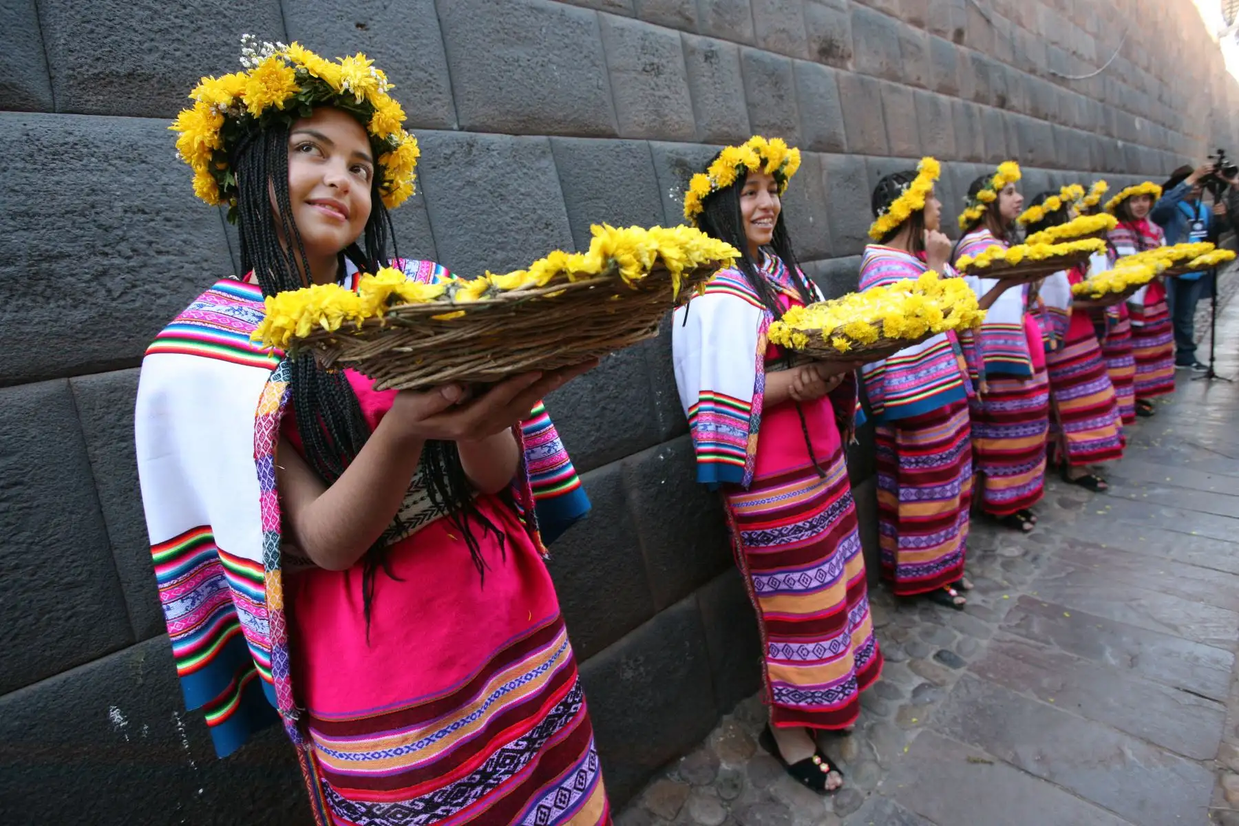Así se inició el Inti Raymi en Cusco. Ante miles de cusqueños turistas el Inca Pachacuteq, acompañado de la Qoya y su séquito, le cantó al Inti, Dios Sol, desde los baluartes del templo Inca del Qoricancha.
Foto: ANDINA/ Percy Hurtado Santillán