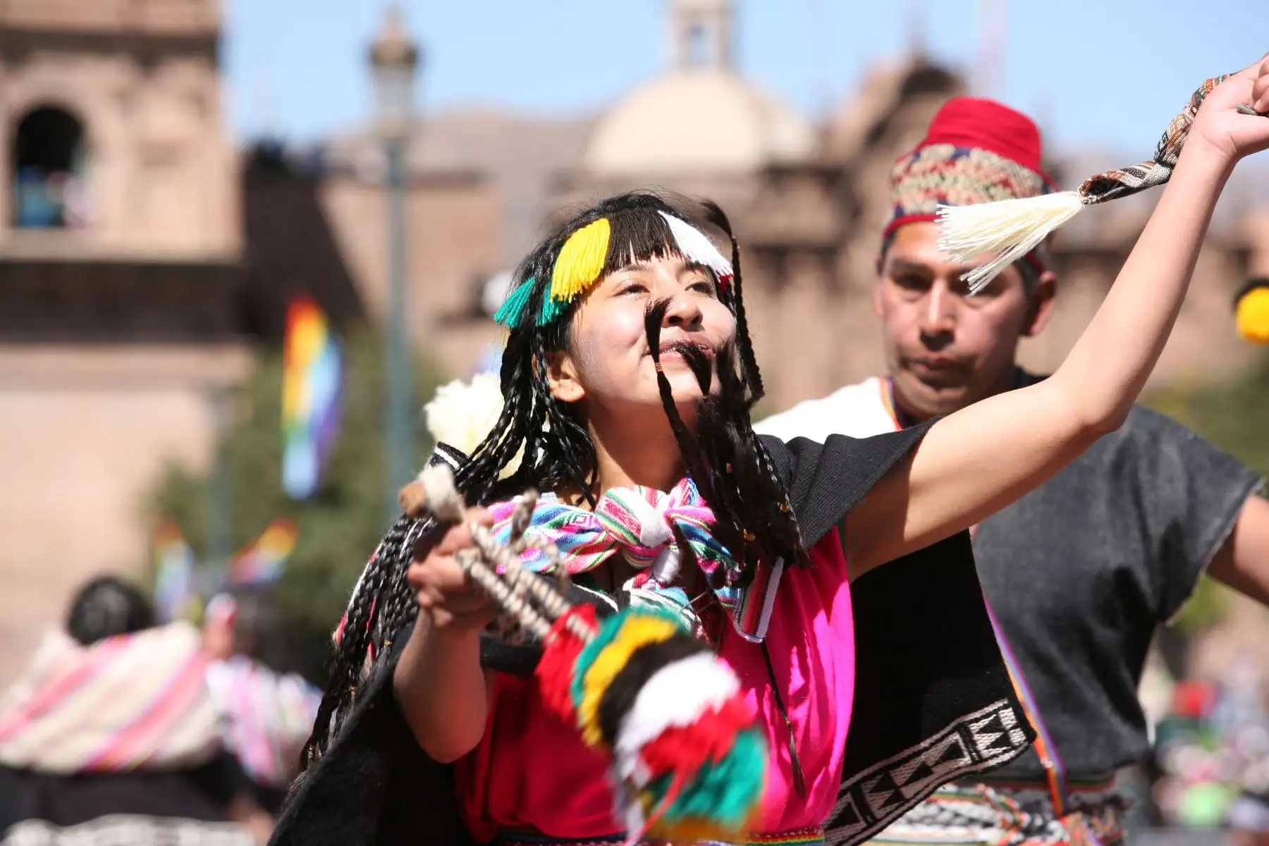 Las danzas de las cuatro suyos recibieron aplauso y tras un ceremonia de la hoja de coca el máximo gobernante del Tahuantinsuyo llamó al alcalde de Cusco Luis Pantoja, quien recibió el kh