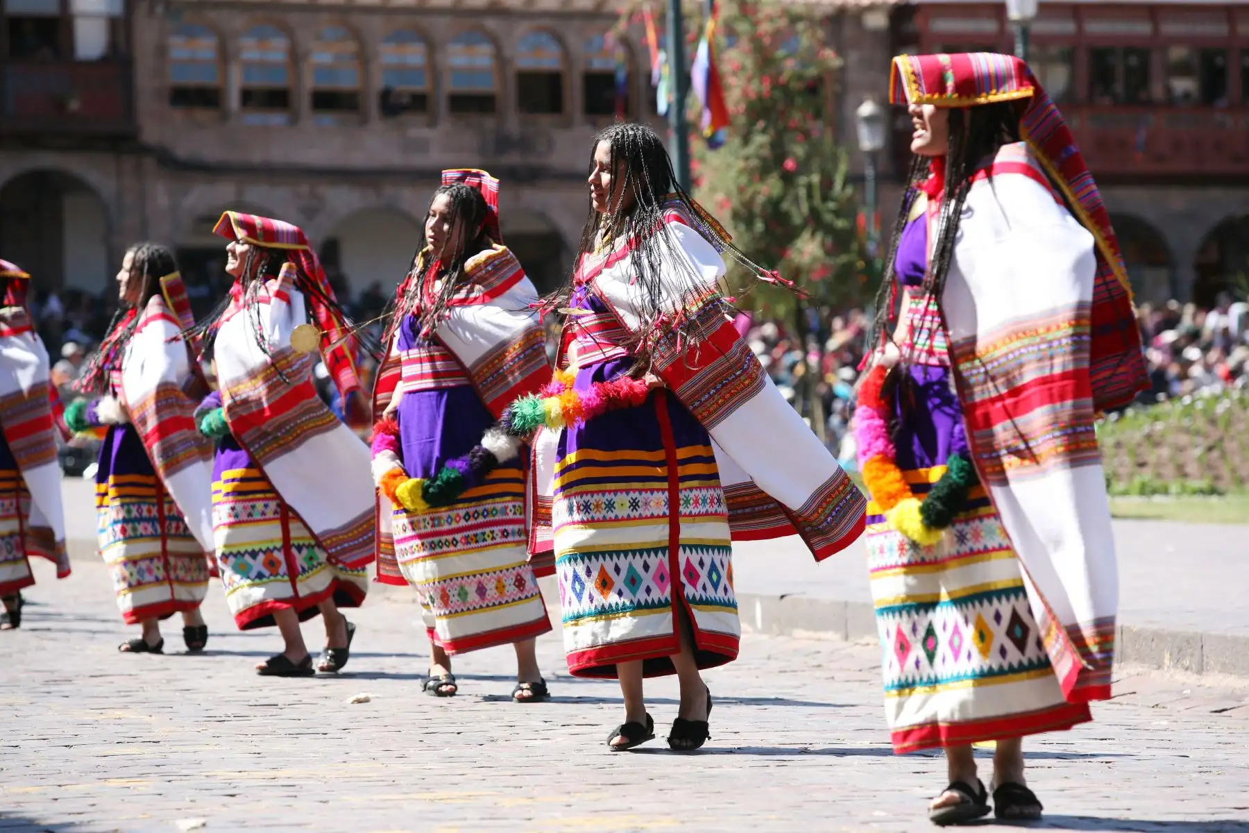 Las danzas de las cuatro suyos recibieron aplauso y tras un ceremonia de la hoja de coca el máximo gobernante del Tahuantinsuyo llamó al alcalde de Cusco Luis Pantoja, quien recibió el kh