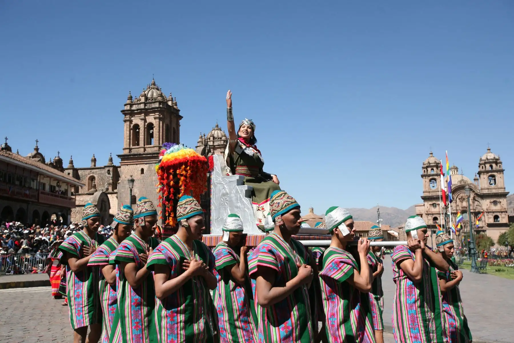 Con la  imponente presencia del Inca Pachacuteq, la ceremonia  despertó admiración y algarabía en los miles de cusqueños y turistas que ocuparon el perímetro del Hawkaypata o plaza de armas.
Foto: ANDINA/Percy Hurtado Santillán