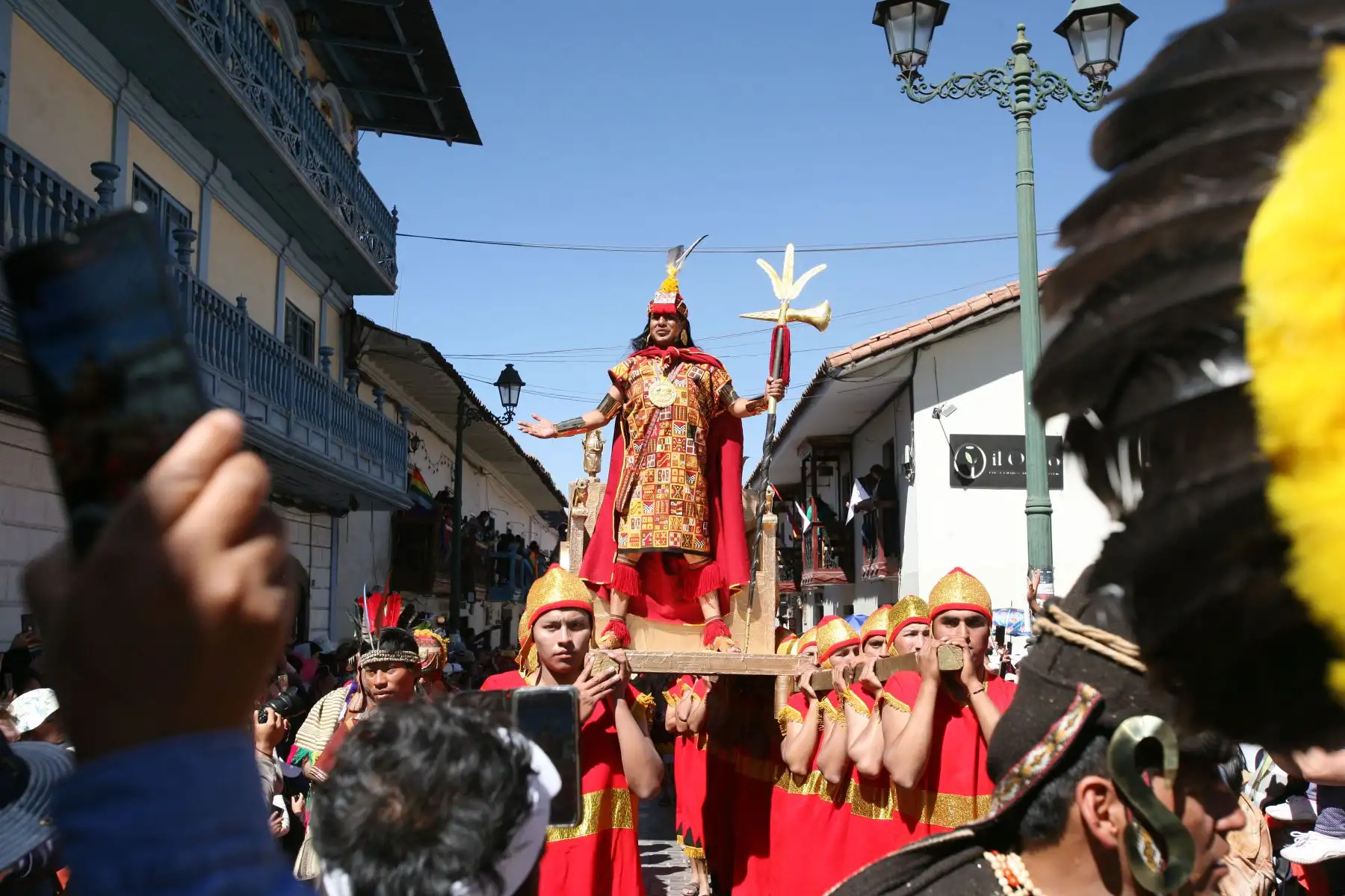 Con la  imponente presencia del Inca Pachacuteq, la ceremonia  despertó admiración y algarabía en los miles de cusqueños y turistas que ocuparon el perímetro del Hawkaypata o plaza de armas.
Foto: ANDINA/Percy Hurtado Santillán