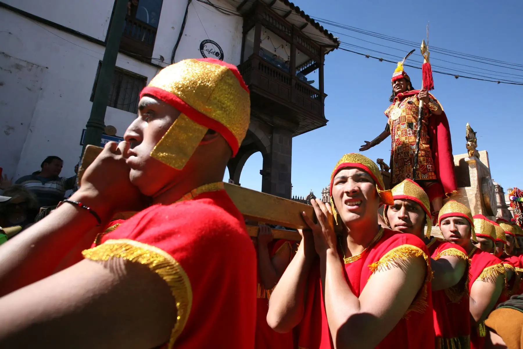 Con la  imponente presencia del Inca Pachacuteq, la ceremonia  despertó admiración y algarabía en los miles de cusqueños y turistas que ocuparon el perímetro del Hawkaypata o plaza de armas.
Foto: ANDINA/Percy Hurtado Santillán