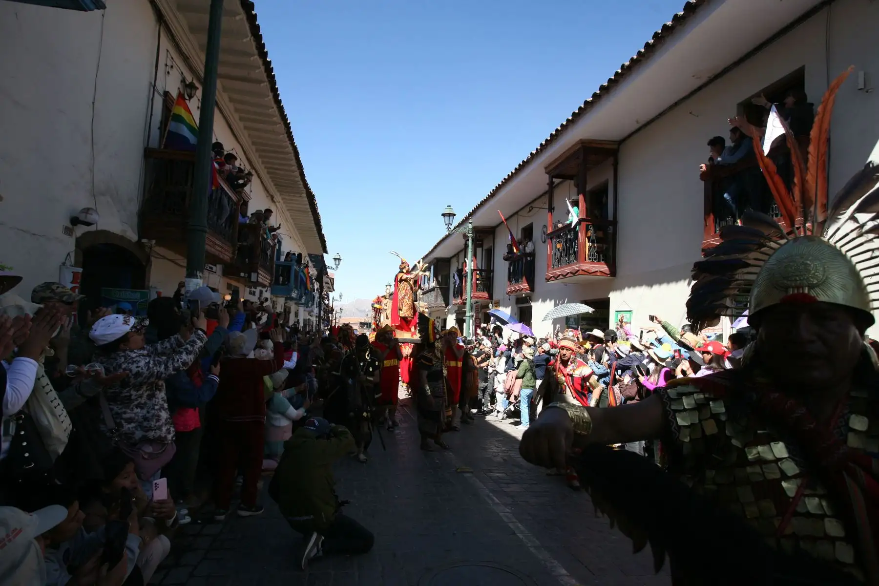 Las danzas de las cuatro suyos recibieron aplauso y tras un ceremonia de la hoja de coca el máximo gobernante del Tahuantinsuyo llamó al alcalde de Cusco Luis Pantoja, quien recibió el kh