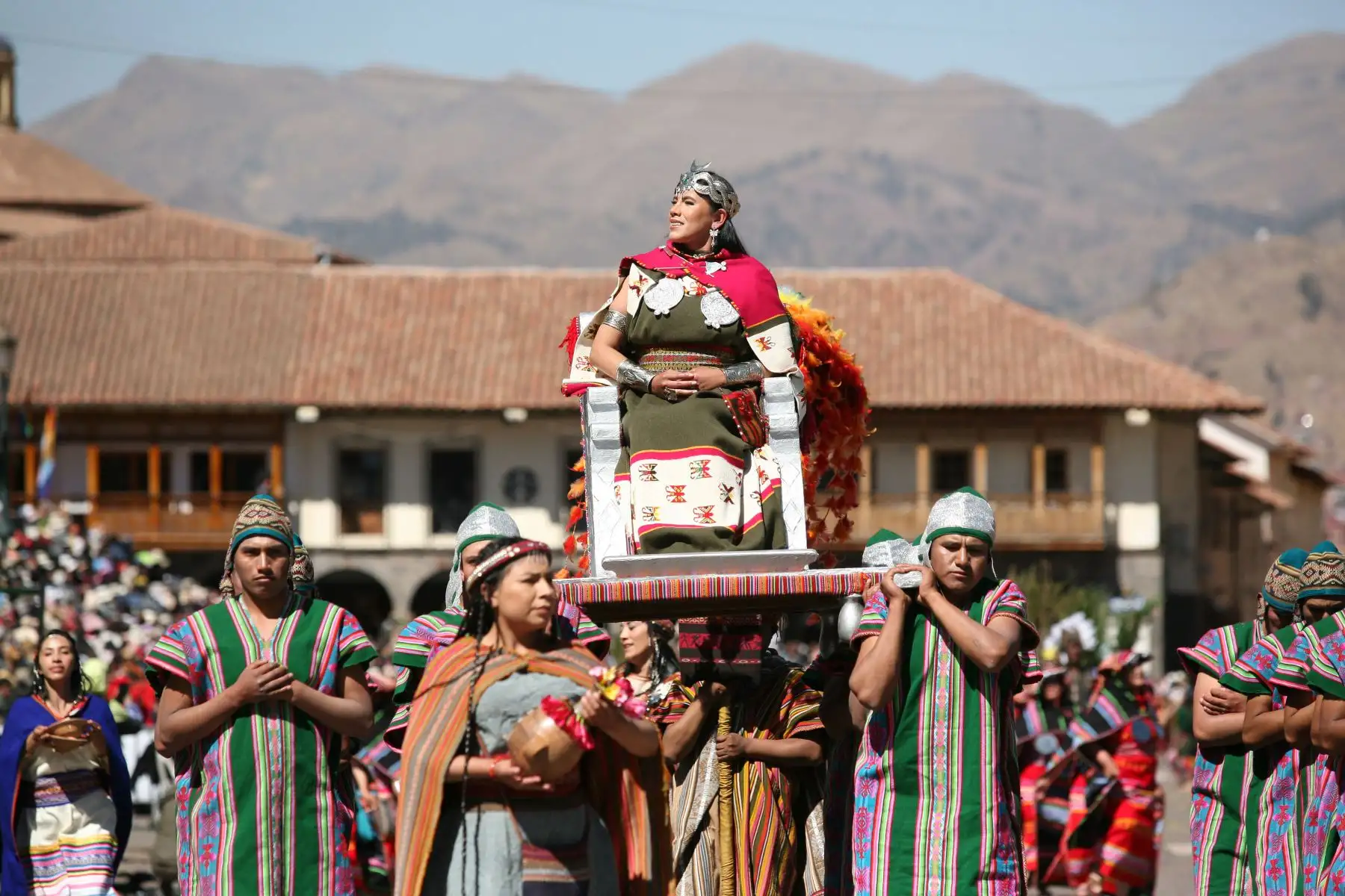 Las danzas de las cuatro suyos recibieron aplauso y tras un ceremonia de la hoja de coca el máximo gobernante del Tahuantinsuyo llamó al alcalde de Cusco Luis Pantoja, quien recibió el kh