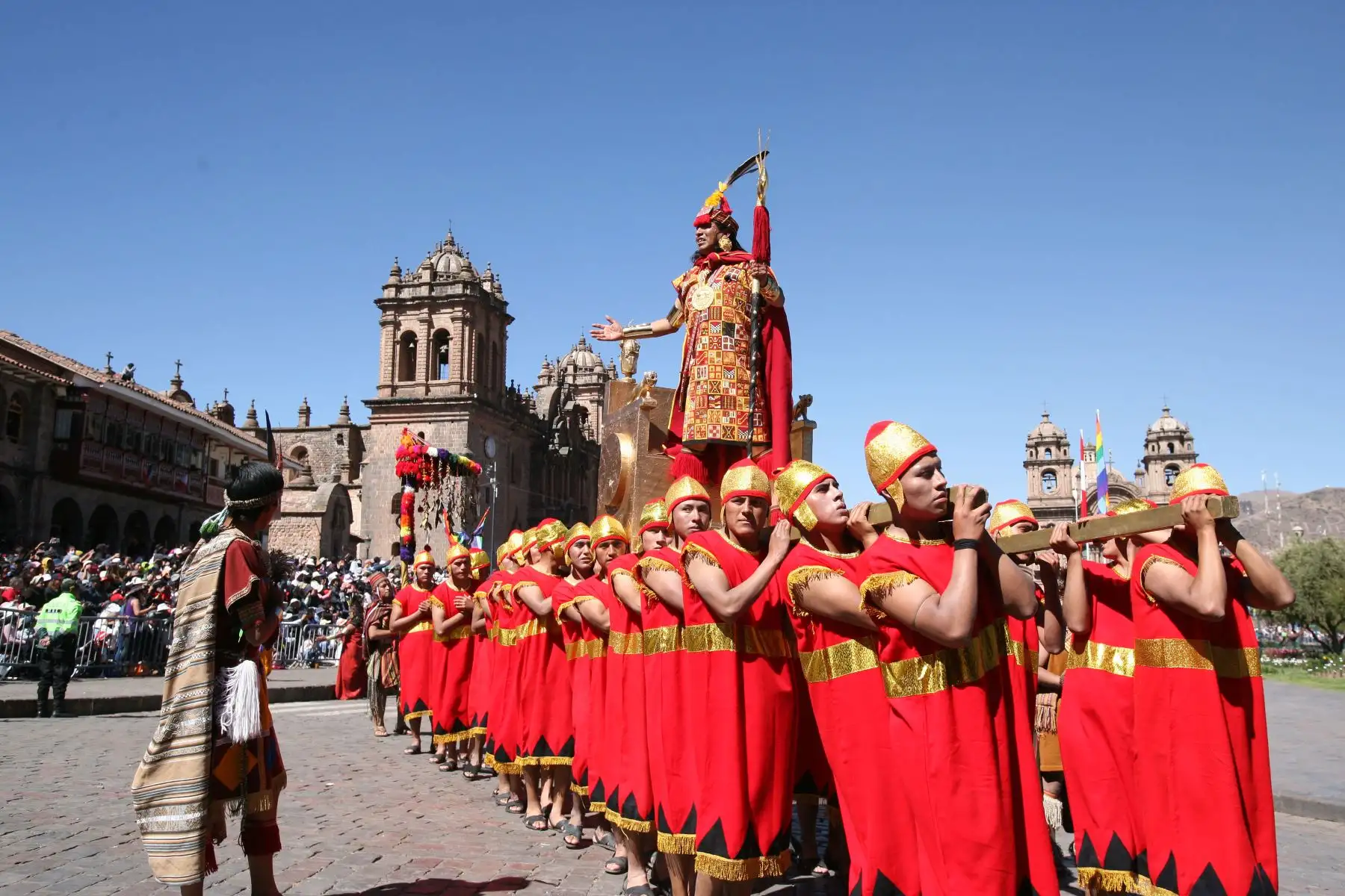 Con la  imponente presencia del Inca Pachacuteq, la ceremonia  despertó admiración y algarabía en los miles de cusqueños y turistas que ocuparon el perímetro del Hawkaypata o plaza de armas.
Foto: ANDINA/Percy Hurtado Santillán