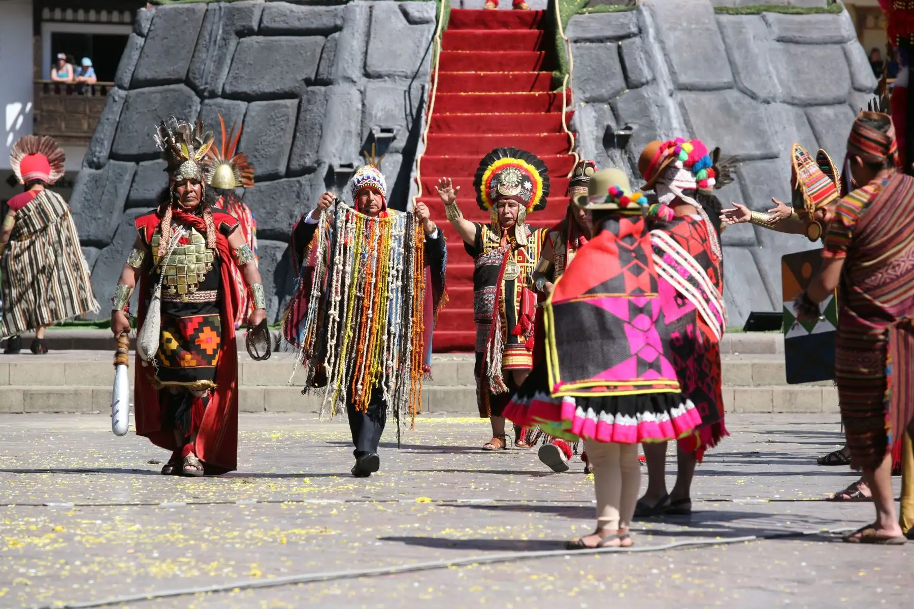 Con la  imponente presencia del Inca Pachacuteq, la ceremonia  despertó admiración y algarabía en los miles de cusqueños y turistas que ocuparon el perímetro del Hawkaypata o plaza de armas.
Foto: ANDINA/Percy Hurtado Santillán