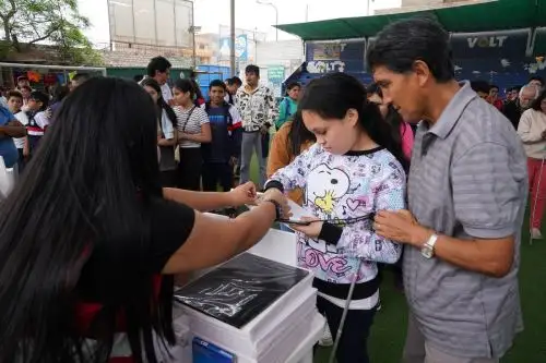 Cerca de 150 estudiantes con discapacidad visual y baja visión recibieron material educativo que les permitirá seguir aprendiendo mediante el sistema Braille y prepararse para su inclusión en colegios regulares, universidades así como centros laborales.