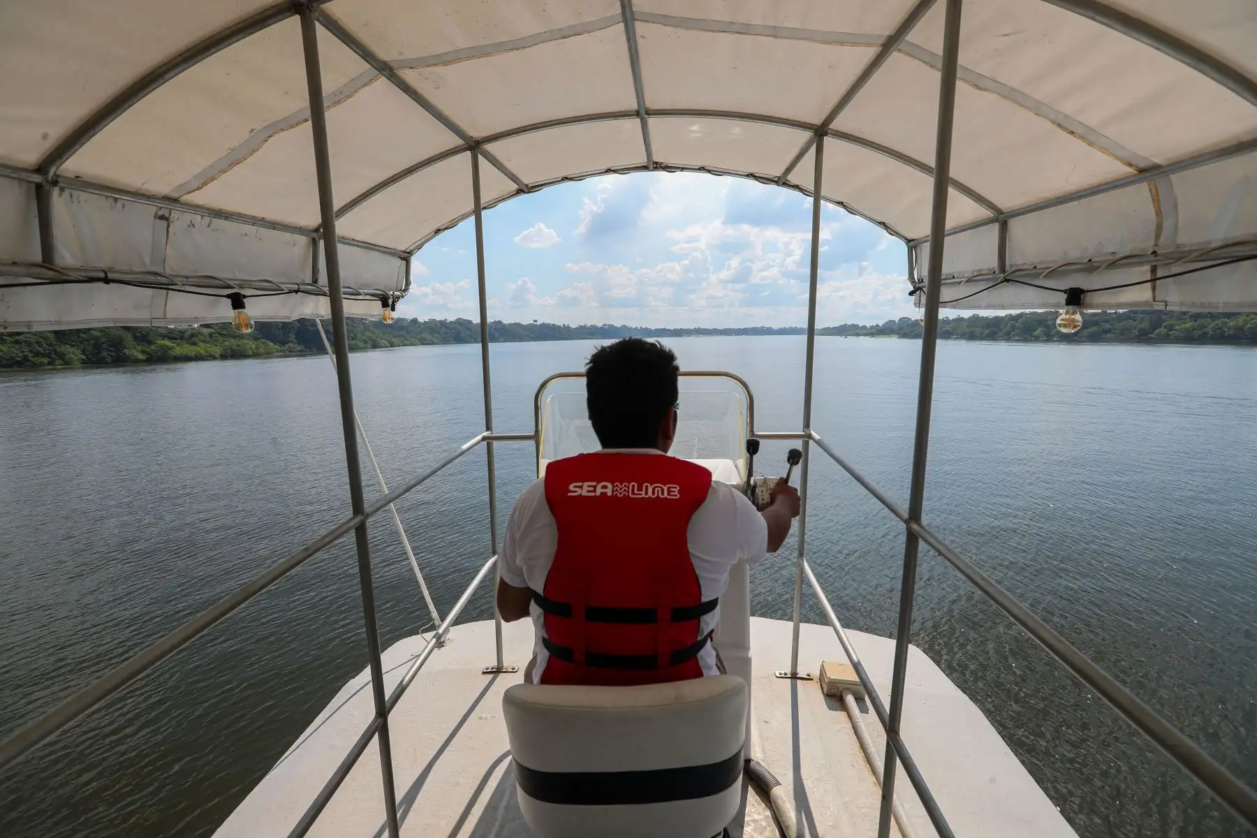 El nuevo ferry adquirido por el Gobierno Regional de Ucayali partirá desde el Boulevard de Yarinacochas, rumbo a diversos destinos turísticos, como por ejemplo el caserío "11 de agosto", habitado por comunidades nativas.
Foto: ANDINA/Daniel Bracamonte