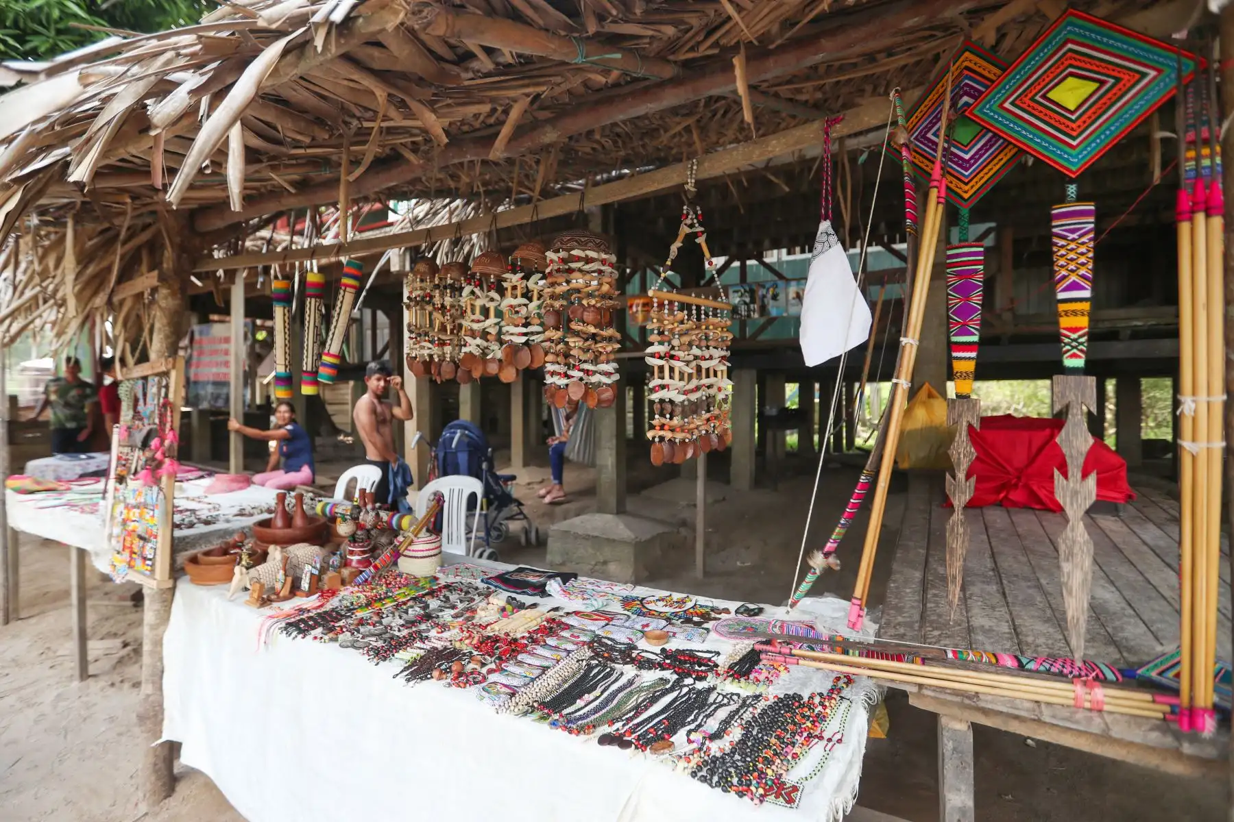 Esta nueva embarcación fluvial ayudará, a través del turismo, al desarrollo sostenible del caserío "11 de agosto", el cual se dedica a la venta de artesanías, telares, souvenires y bebidas exóticas.
Foto: ANDINA/Daniel Bracamonte