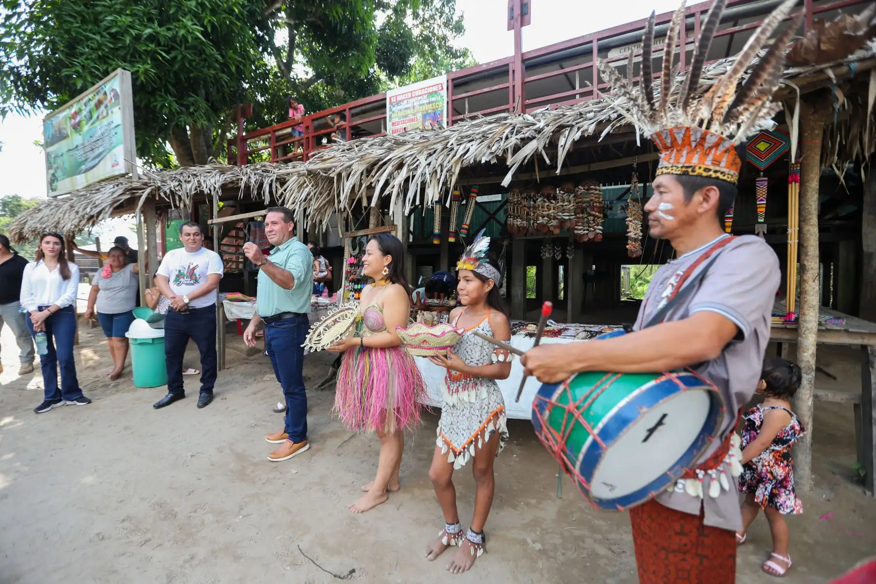 Esta nueva embarcación fluvial ayudará, a través del turismo, al desarrollo sostenible del caserío "11 de agosto", el cual se dedica a la venta de artesanías, telares, souvenires y bebidas exóticas.
Foto: ANDINA/Daniel Bracamonte