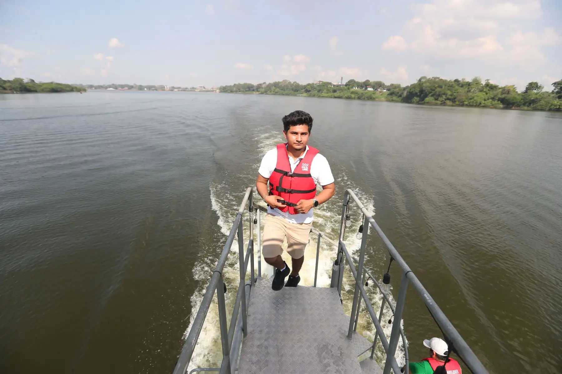 Esta nueva embarcación fluvial ayudará, a través del turismo, al desarrollo sostenible del caserío "11 de agosto", el cual se dedica a la venta de artesanías, telares, souvenires y bebidas exóticas.
ANDINA/Daniel Bracamonte