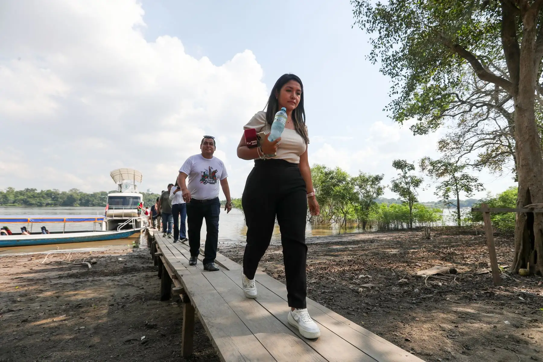 Esta nueva embarcación fluvial ayudará, a través del turismo, al desarrollo sostenible del caserío "11 de agosto", el cual se dedica a la venta de artesanías, telares, souvenires y bebidas exóticas.
ANDINA/Daniel Bracamonte