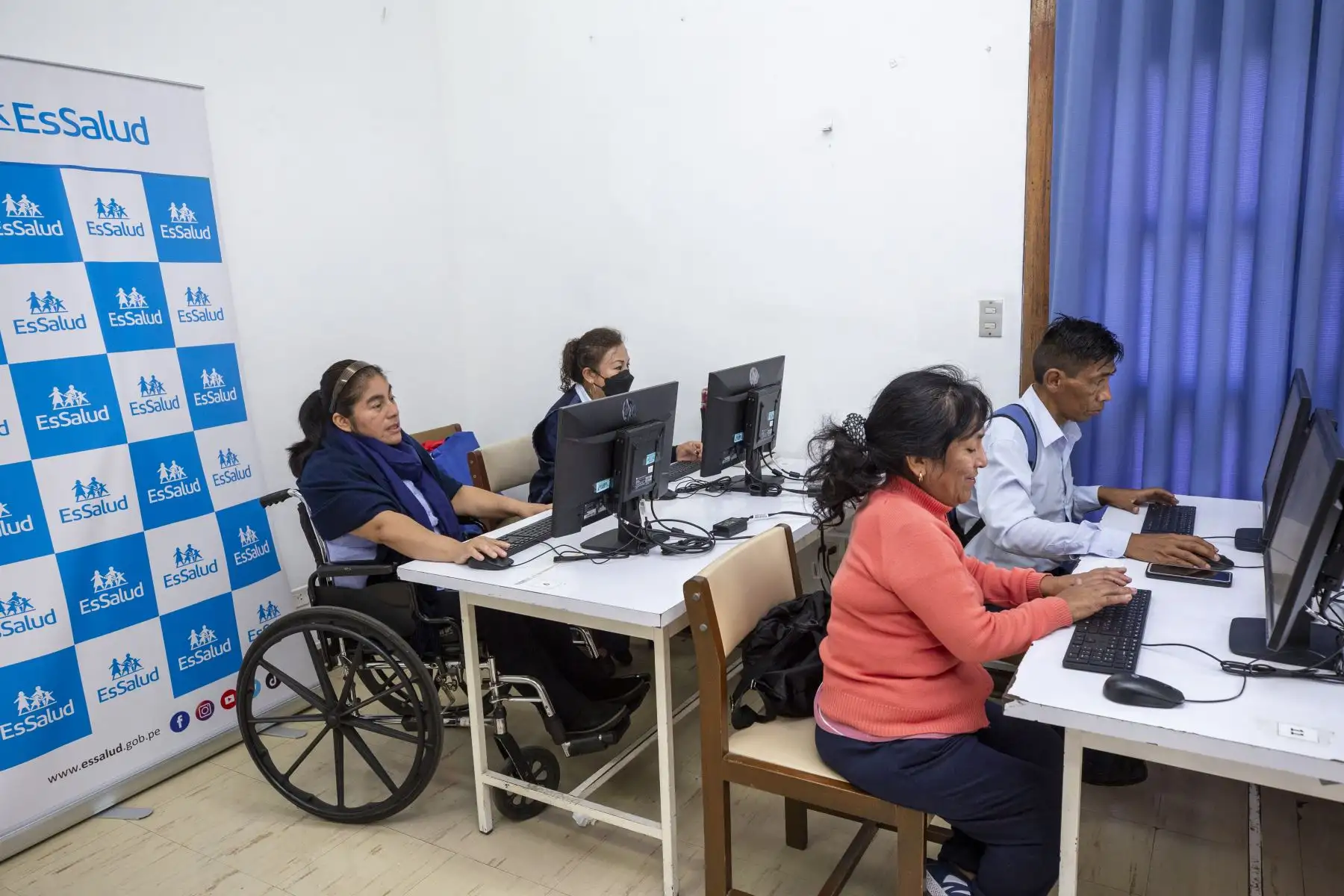 Los alumnos están organizados en dos turnos y, dentro de ellos, se dividen en grupos de nivel inicial, intermedio y avanzado. El resultado de llevar cursos de educación básica junto a los talleres educativos es que cada año entre 5 a 6 jóvenes completan su escolaridad, algunos deciden comenzar a trabajar, iniciar carreras técnicas o postular a la universidad.
Foto: EsSalud