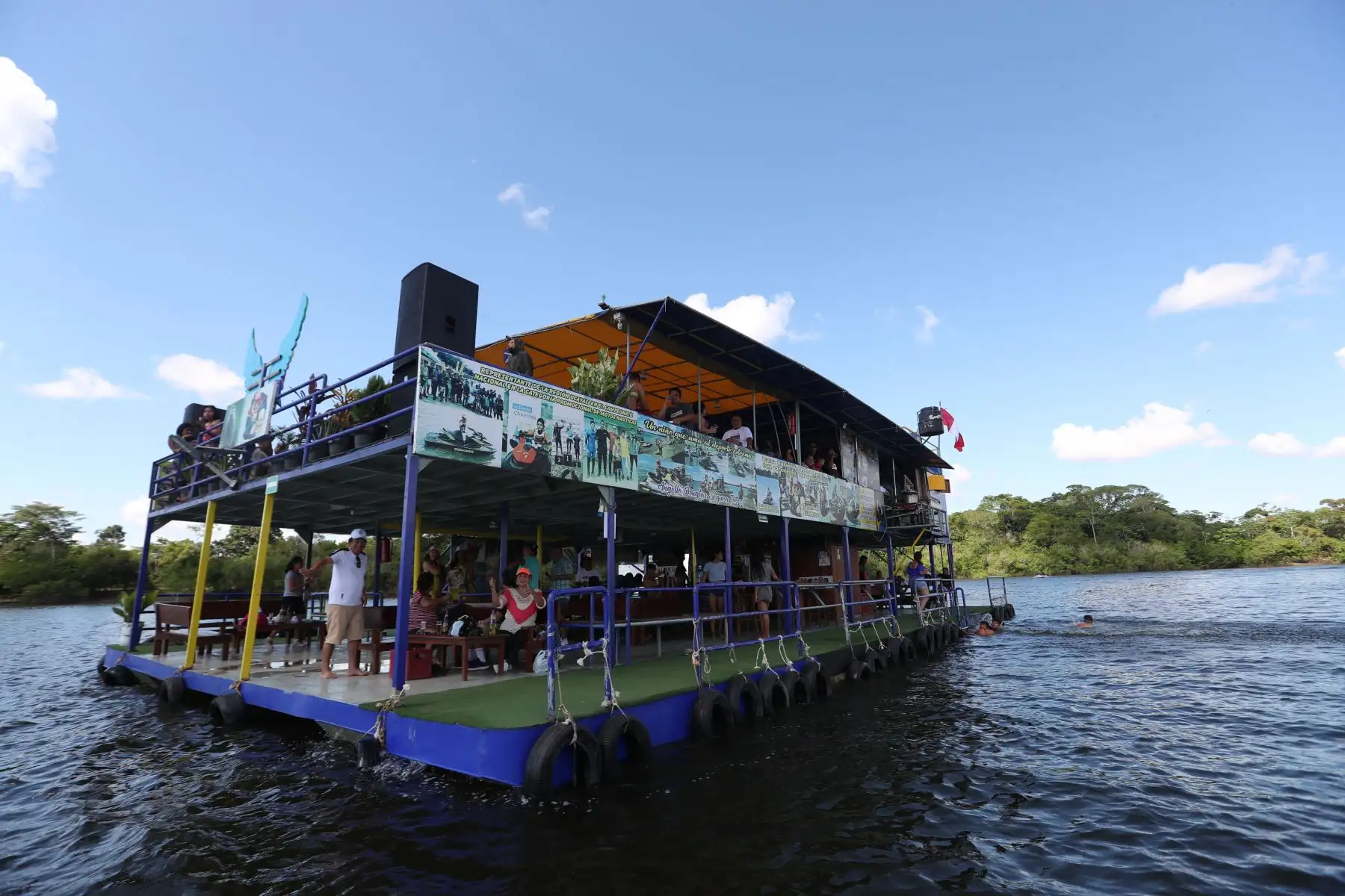 Miles de habitantes de Pucallpa, en Ucayali, acuden masivamente a orillas de la laguna Yarinacocha, al puerto Callao y a la playa San José, para disfrutar un momento agradable y divertido con la pareja, la familia y los amigos, como parte de las celebraciones por la fiesta de San Juan.
Foto: ANDINA/Daniel Bracamonte