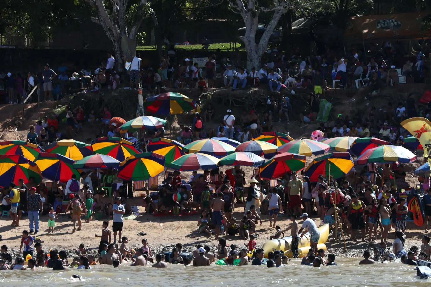 Miles de habitantes de Pucallpa, en Ucayali, acuden masivamente a orillas de la laguna Yarinacocha, al puerto Callao y a la playa San José, para disfrutar un momento agradable y divertido con la pareja, la familia y los amigos, como parte de las celebraciones por la fiesta de San Juan.
Foto: ANDINA/Daniel Bracamonte