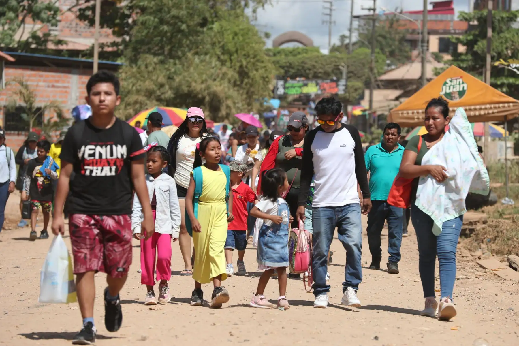 Miles de habitantes de Pucallpa, en Ucayali, acuden masivamente a orillas de la laguna Yarinacocha, al puerto Callao y a la playa San José, para disfrutar un momento agradable y divertido con la pareja, la familia y los amigos, como parte de las celebraciones por la fiesta de San Juan.
Foto: ANDINA/Daniel Bracamonte